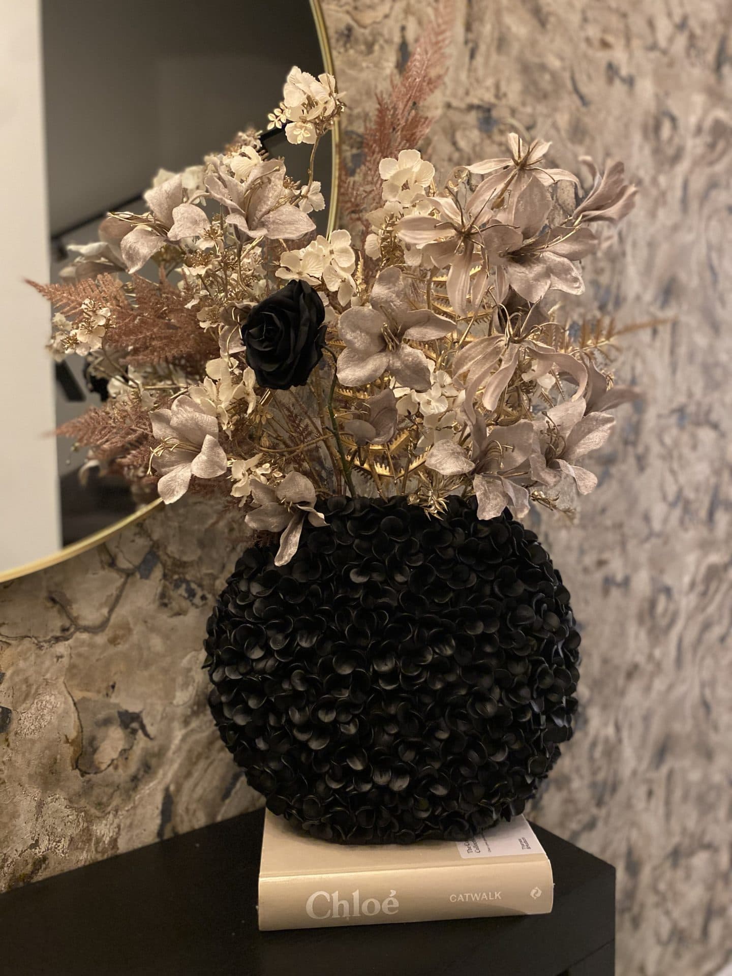 Flowervaas zwart rond opgemaakt met zijdebloemen XL 88 cm
