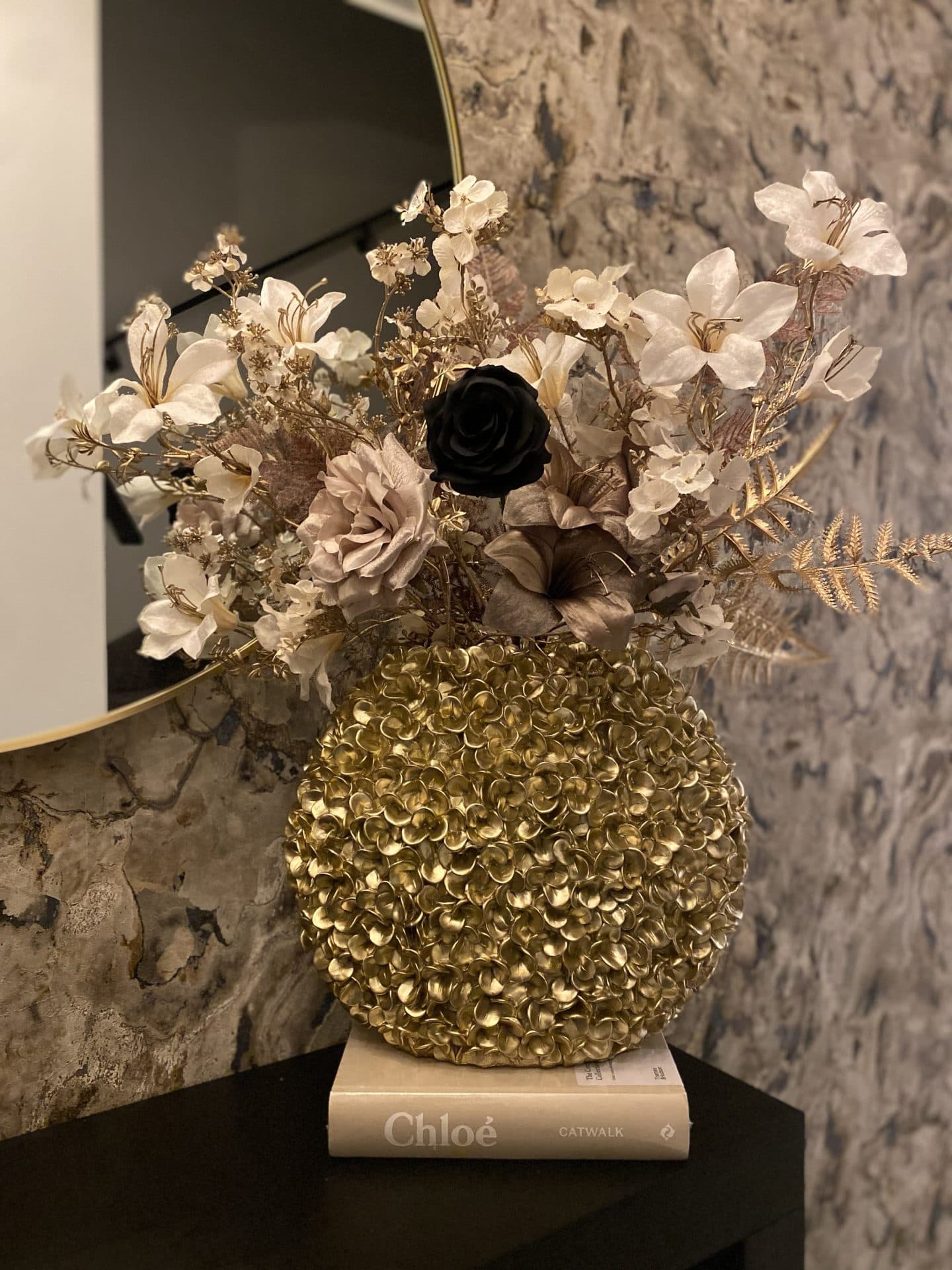 Bloemenvaas goud met zijdebloemen arrangement 82 cm hoog