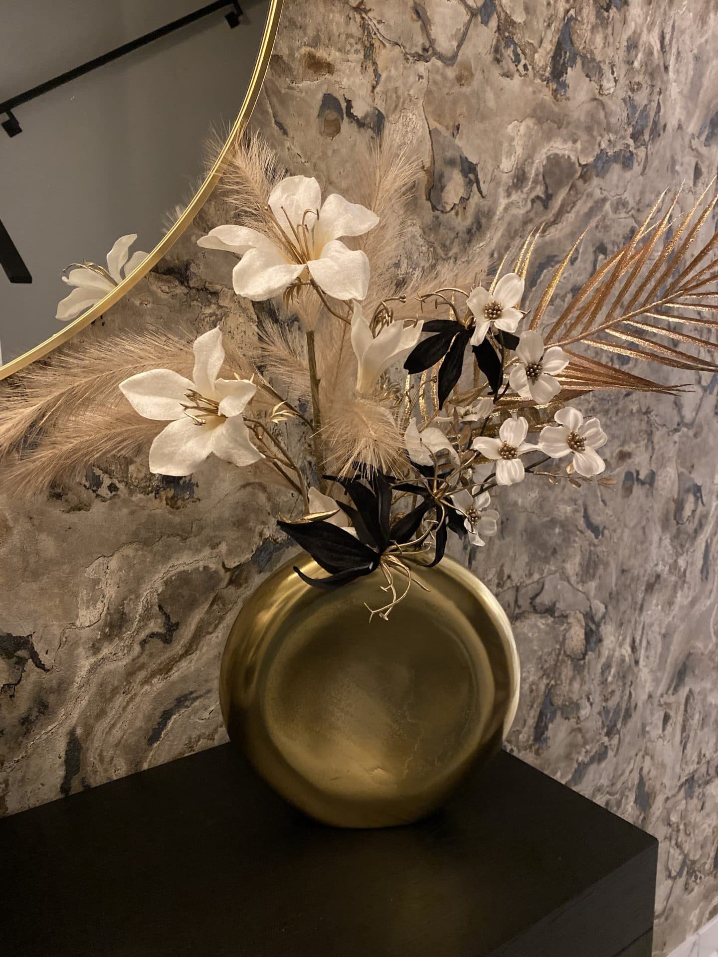 Vaas ovaal goud met zijdebloemen arrangement 55 cm