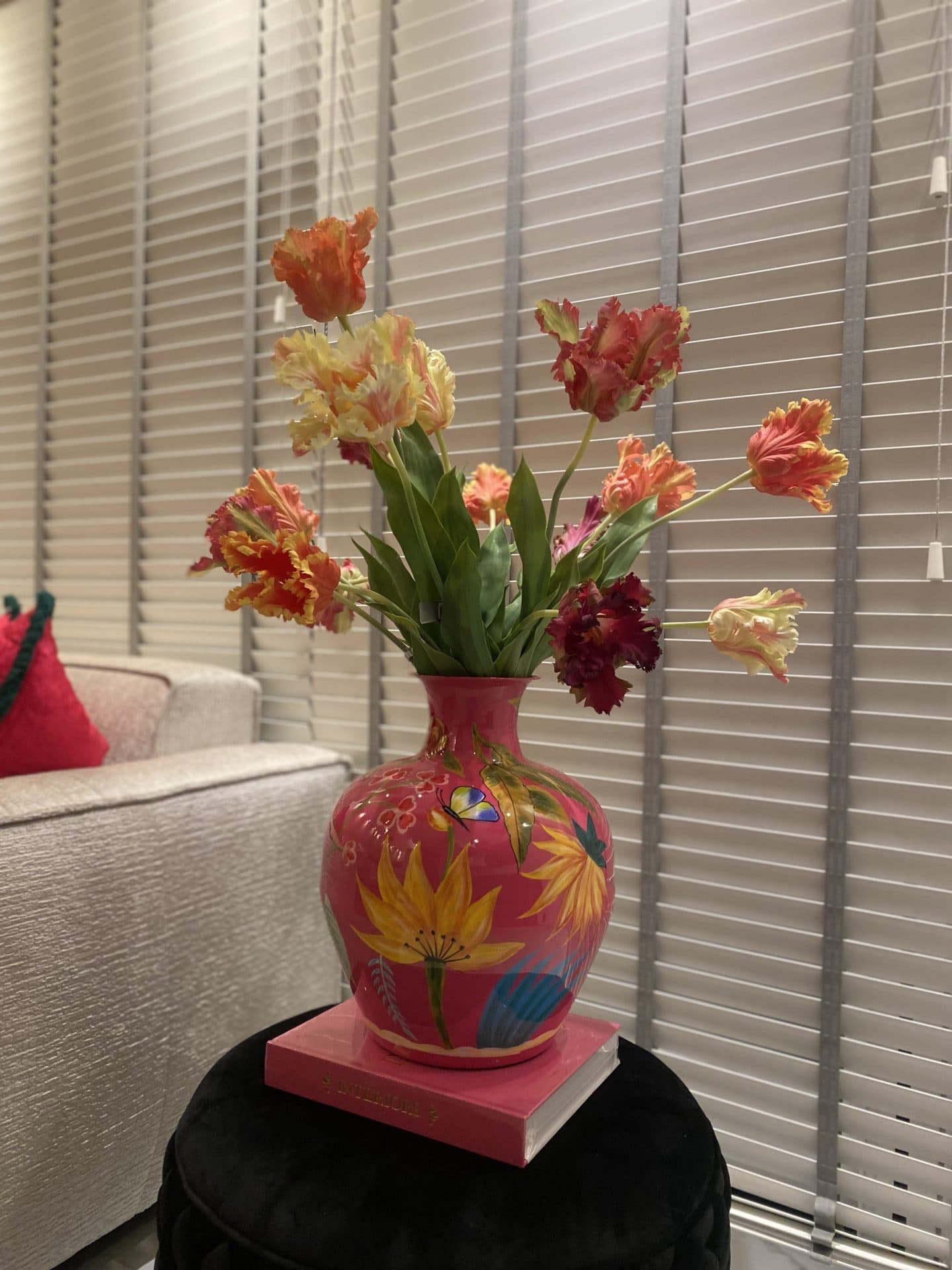 Vaas multicolor handgeschilderd met zijden tulpen XL, 32x32x39 cm