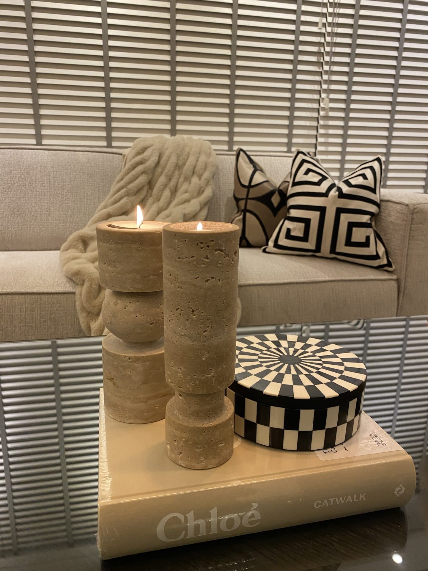 Marmeren kaarshouders set van 2 beige/taupe, 20 en 21 cm