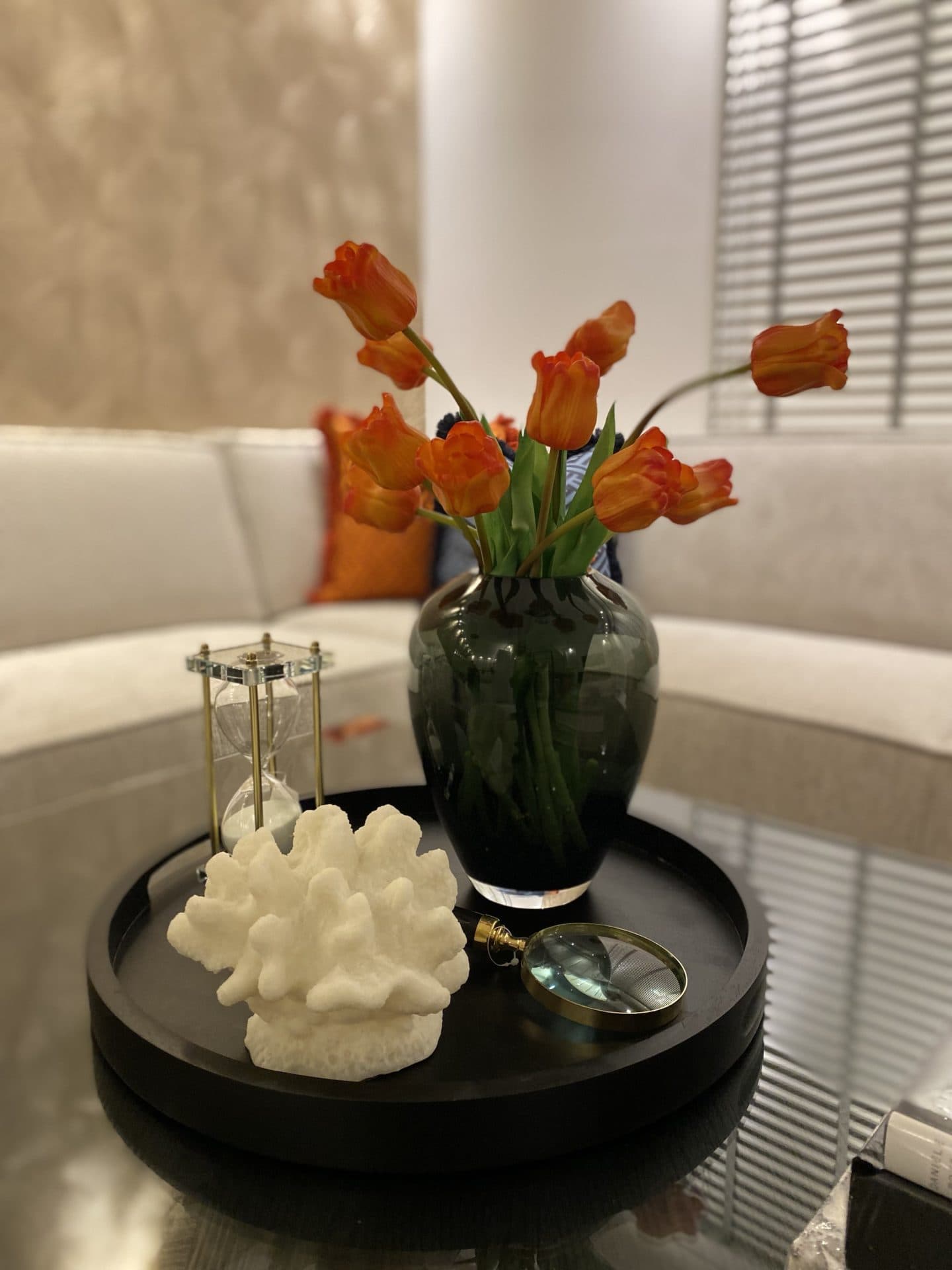 Vaas smoke S met oranje kunst tulpen real touch 46 cm