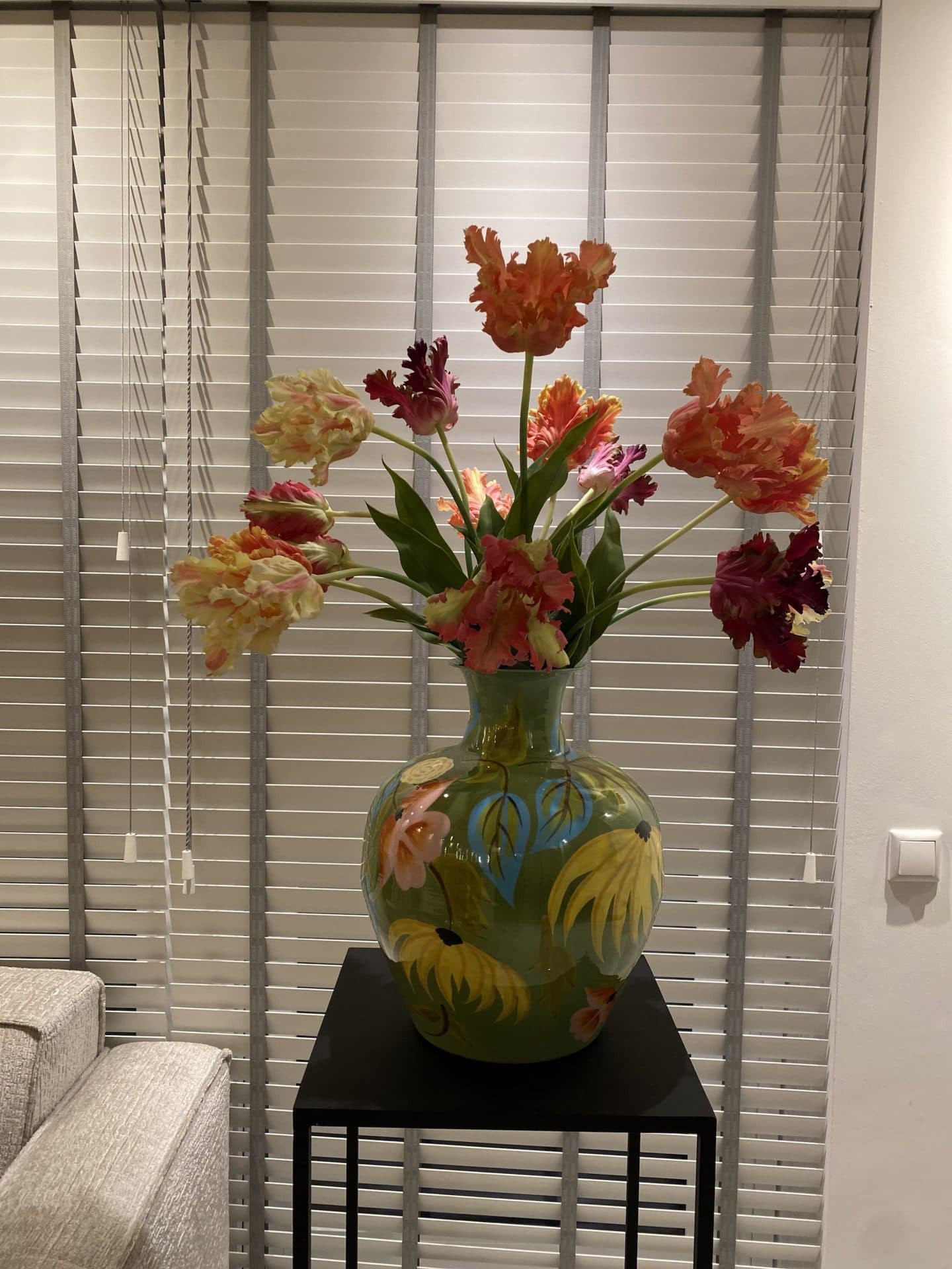 Vaas handgeschilderd groen multicolor met zijden tulpen XL (87 cm)