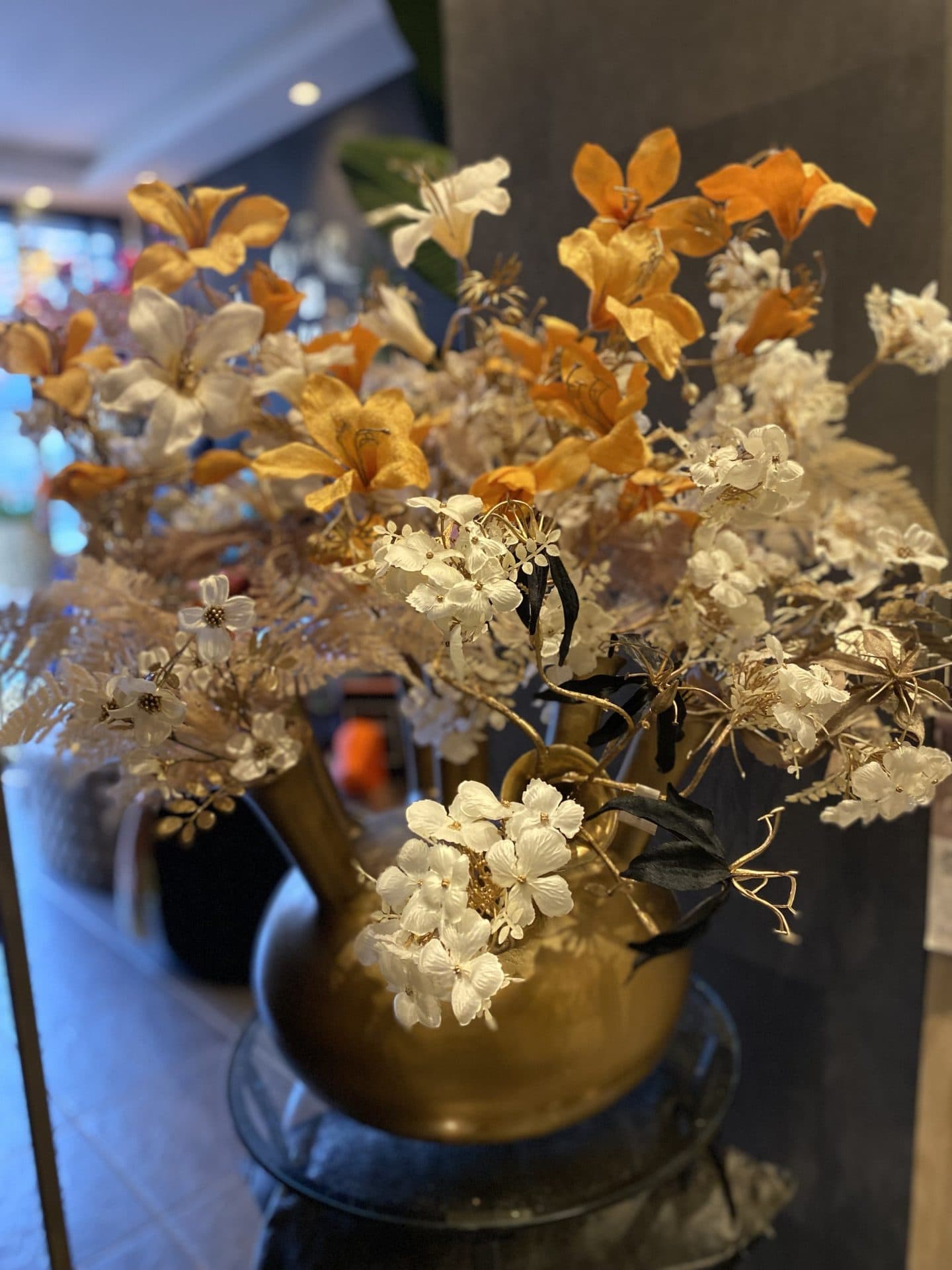 Richmond vaas goud met zijdebloemen arrangement oranje-wit