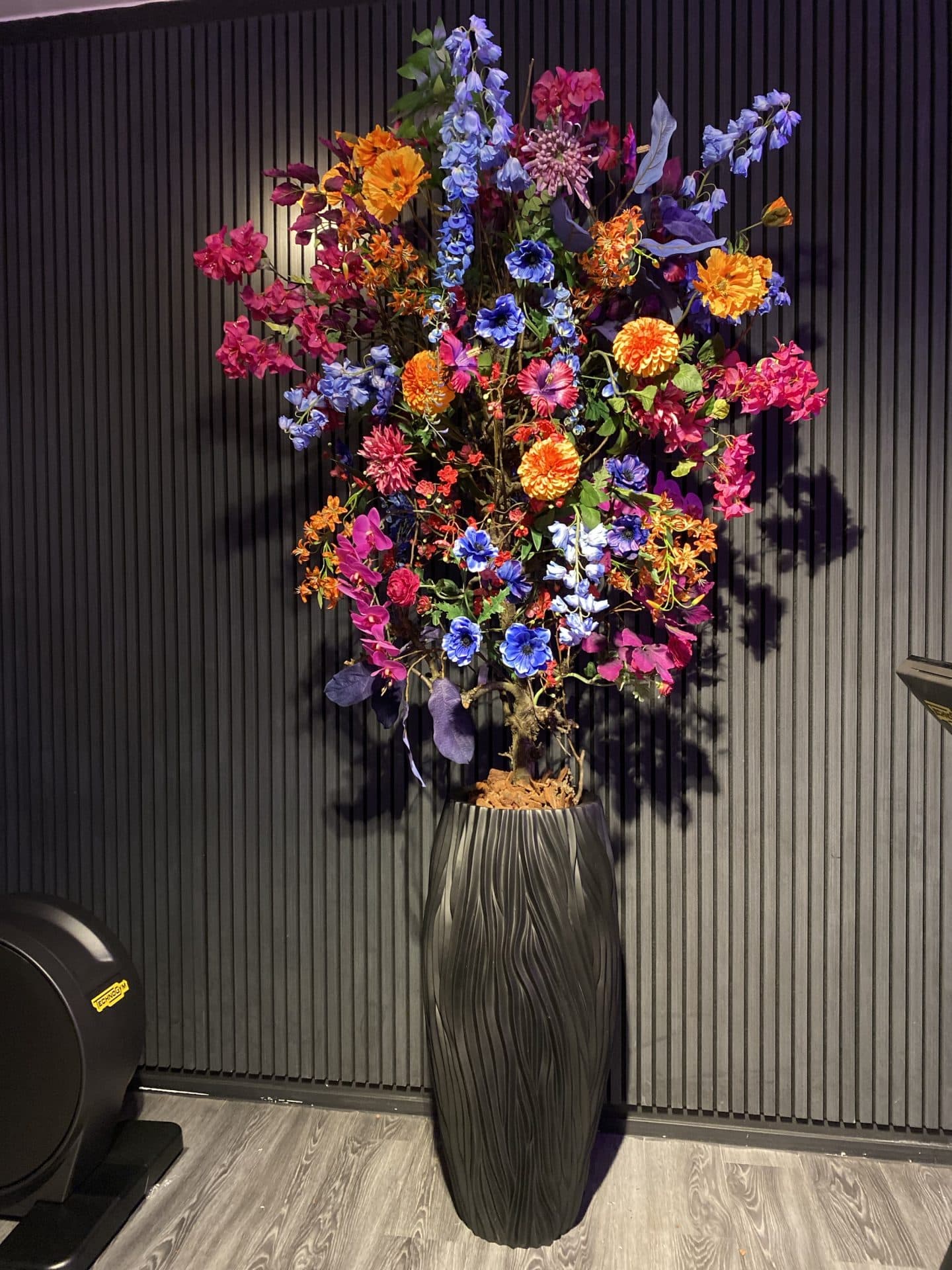 River vaas zwart met flowerboom XXL zijdebloemen 245 cm