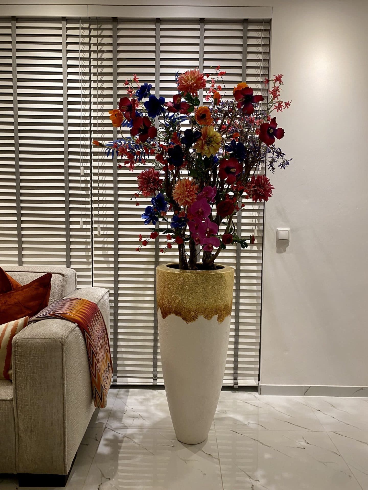 Vaas wit-goud 90 cm opgemaakt met kleurrijke zijden bloemenboom
