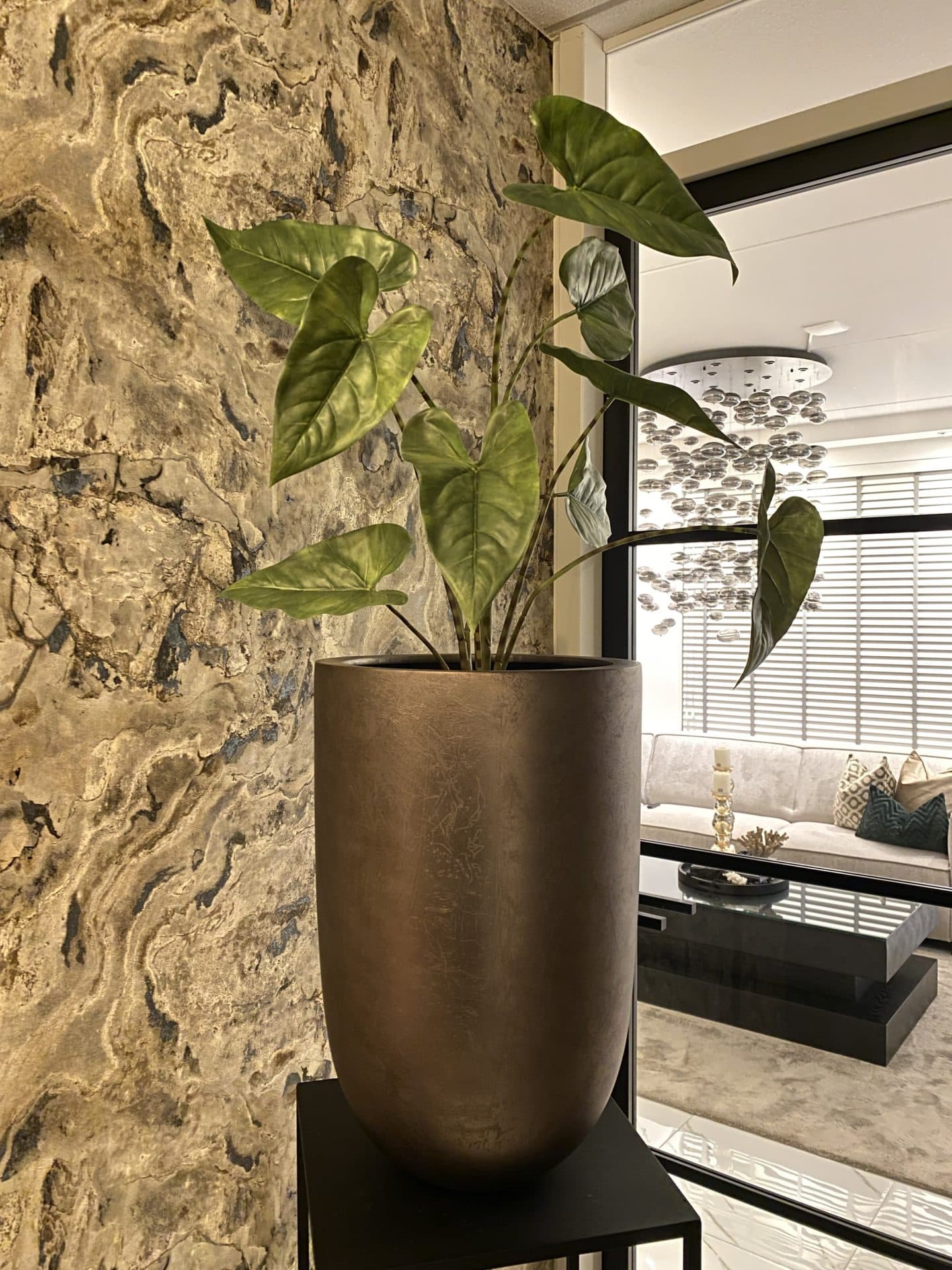 Vaas Roya champagne met kunstplant Alocasia, 36×55 cm