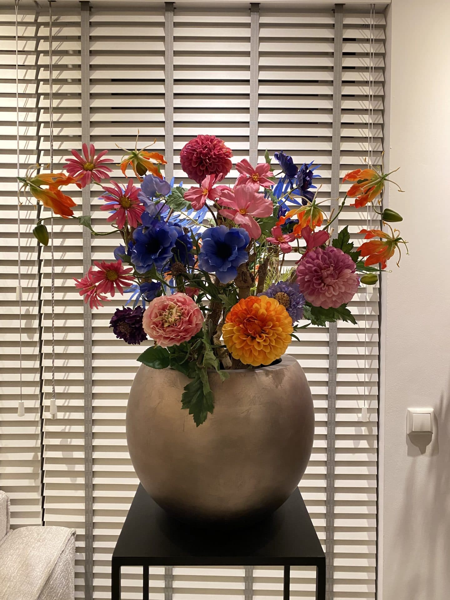 Vaas Roya champagne 40 cm opgemaakt met kleurrijke zijdebloemen