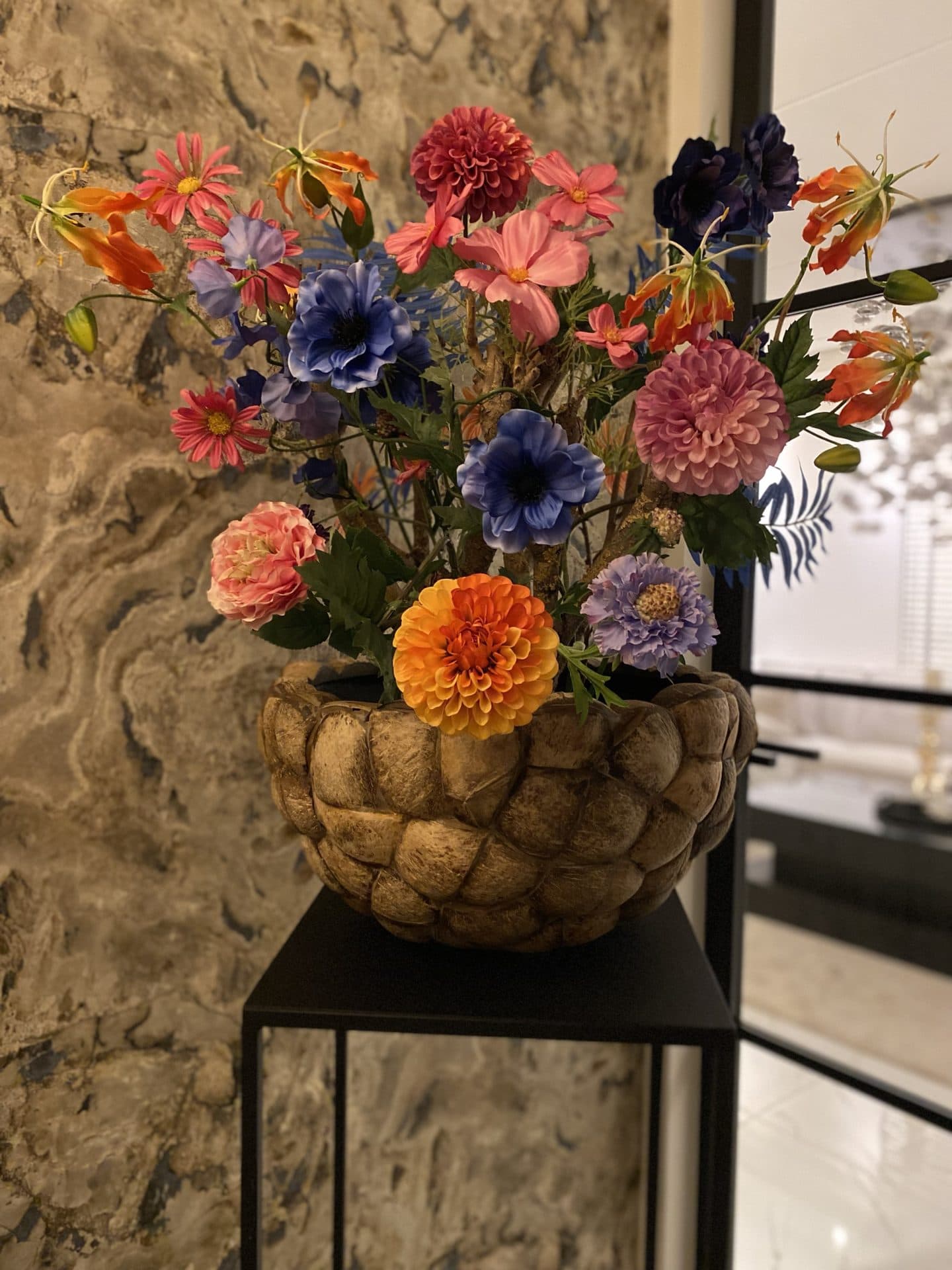 Kokosnoot vaas bowl opgemaakt met kleurrijke zijdebloemen 80 cm