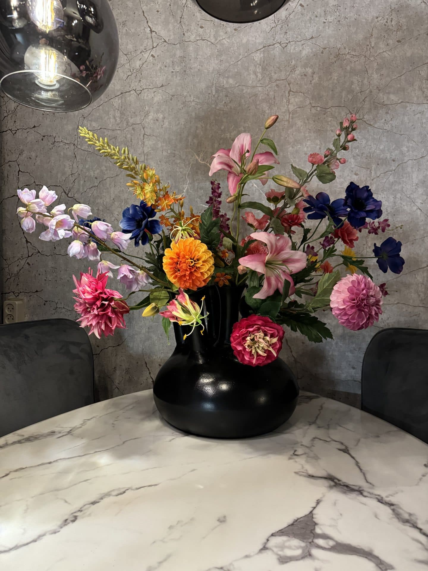 Toetervaas opgemaakt met zijdebloemen multicolor 120 cm breed