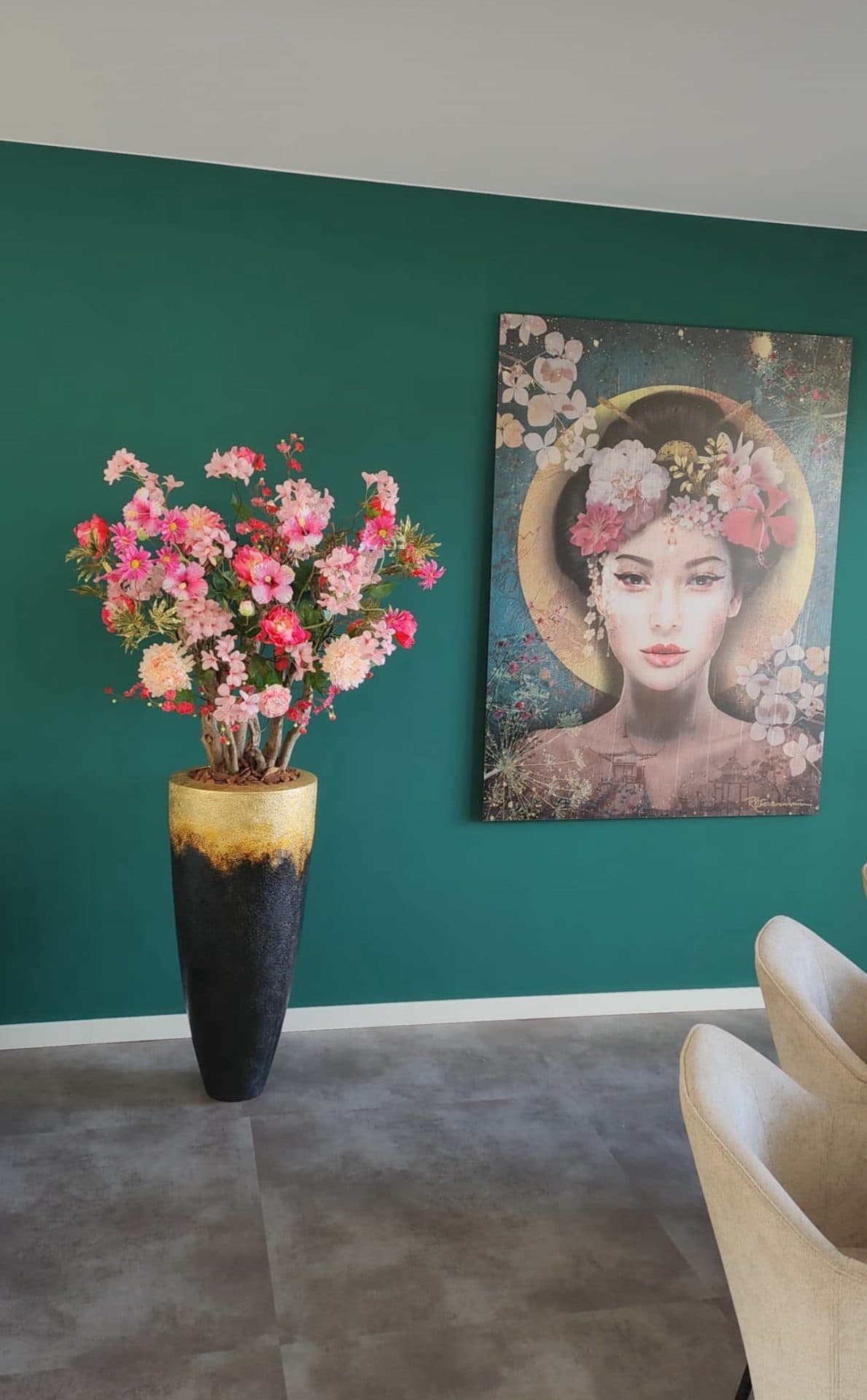 Vaas zwart-goud 90 cm opgemaakt met zijden bloemenboom roze