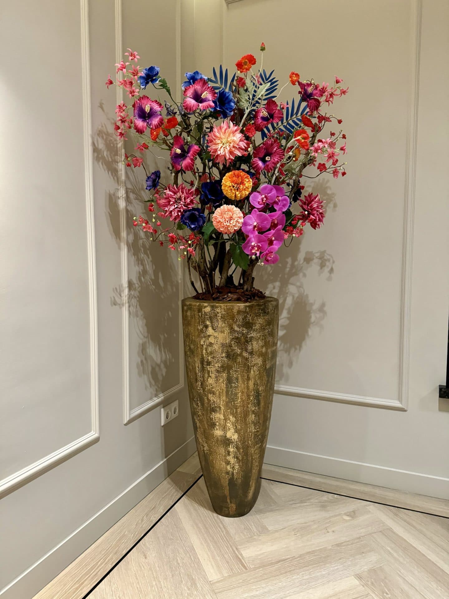 Vaas bruin-goud 90 cm opgemaakt met kleurrijke zijdebloemen