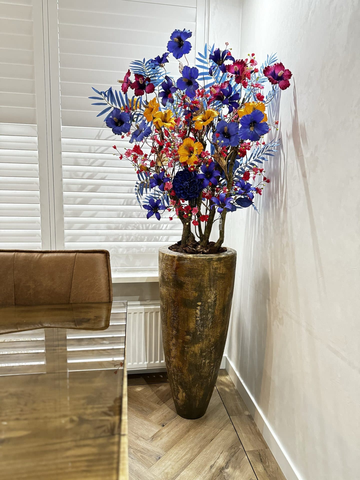 Vaas bruin-brons 90 cm opgemaakt met kleurrijke zijden flowerboom