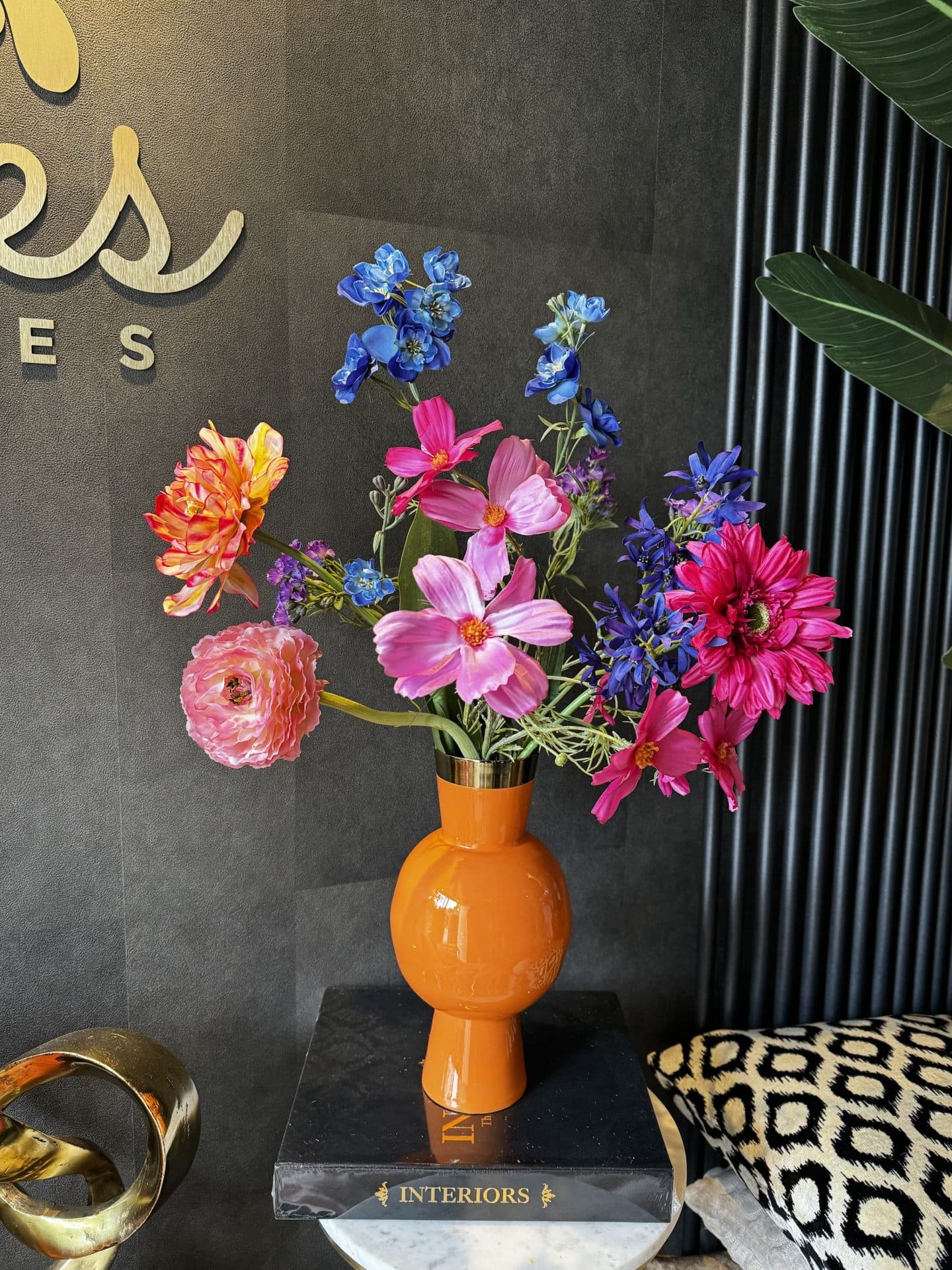 Richmond vaas Clem oranje met zijdebloemen boeket 67 cm