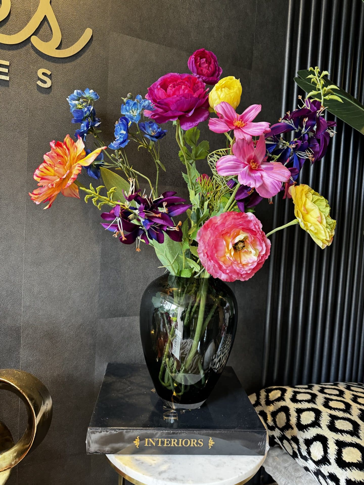 Vaas smoke zwart met zijdebloemen arrangement, 69 cm hoog