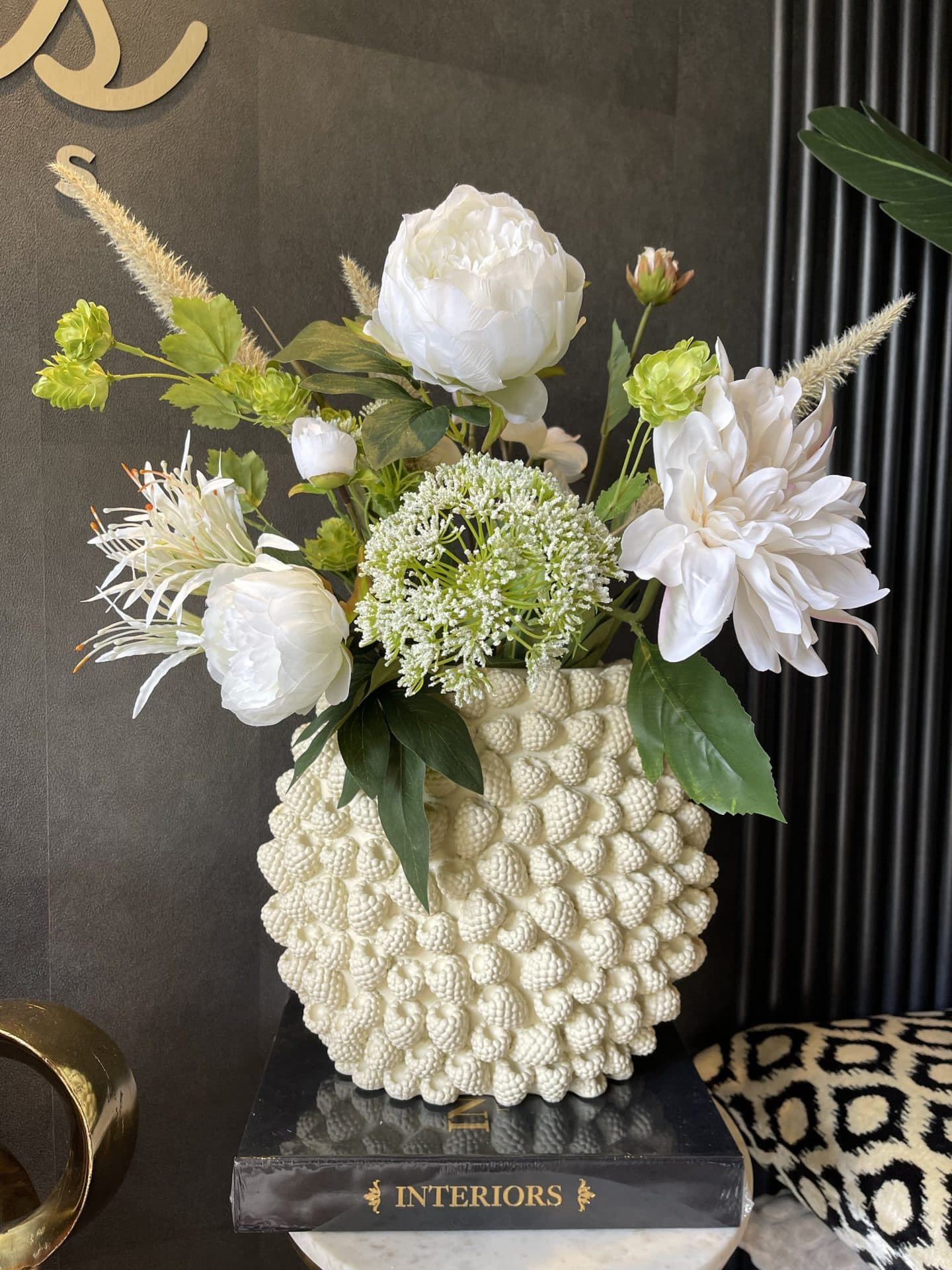 Berry vaas crème met zijden bloemenarrangement 62 cm hoog