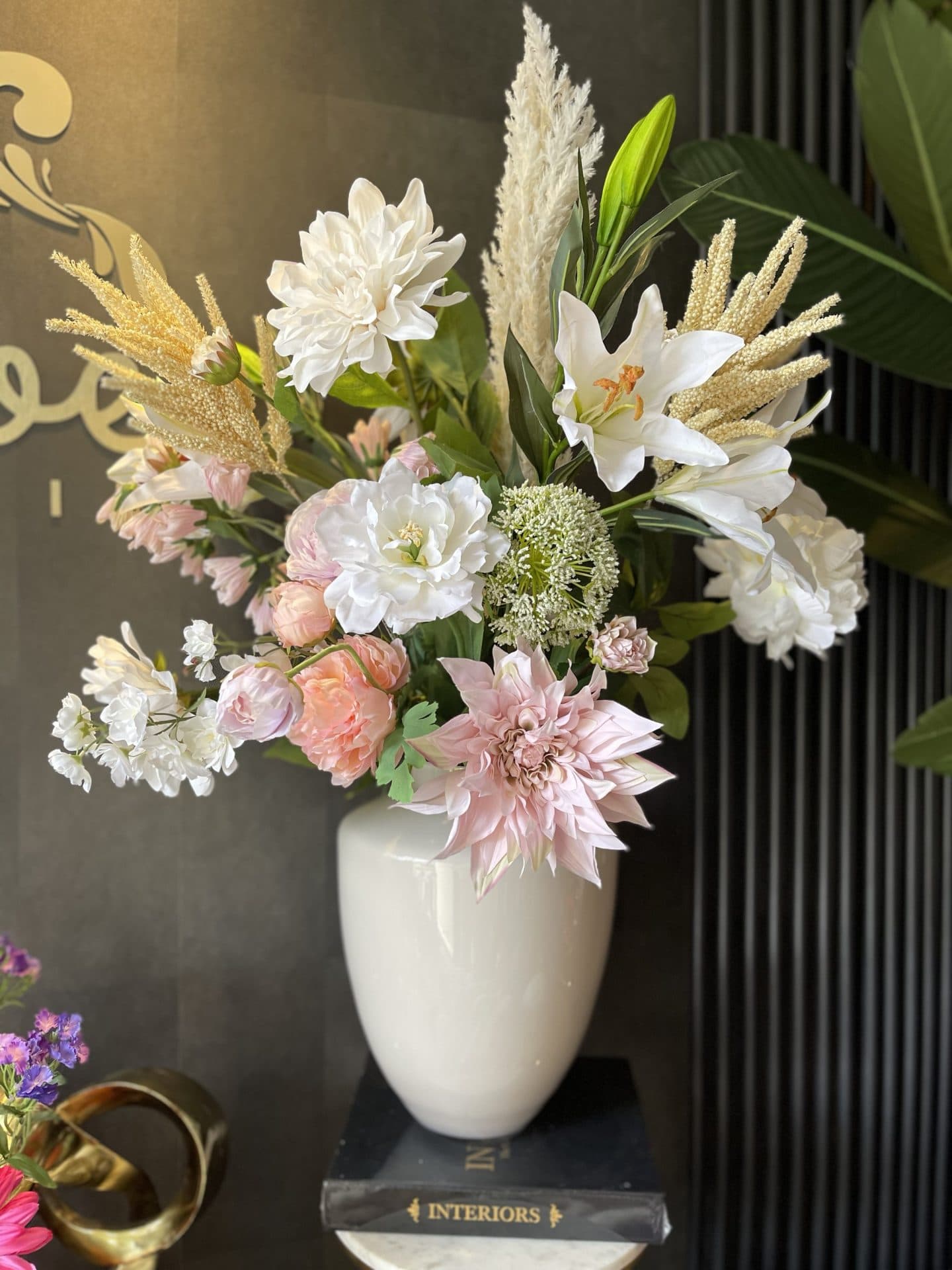 Vaas wit opgemaakt met zijden bloemen roze en wit 103 cm