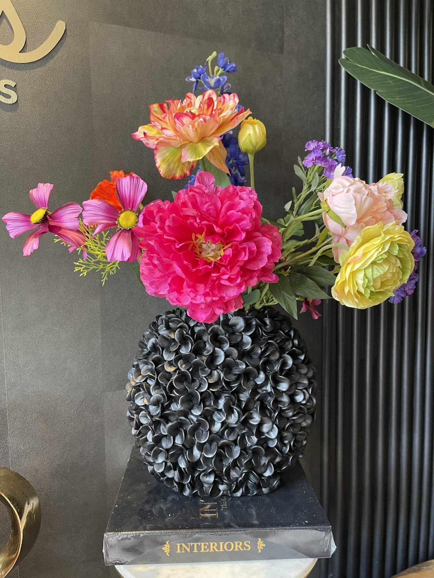 Vaas zwart met zijden bloemen arrangement, 69 cm hoog