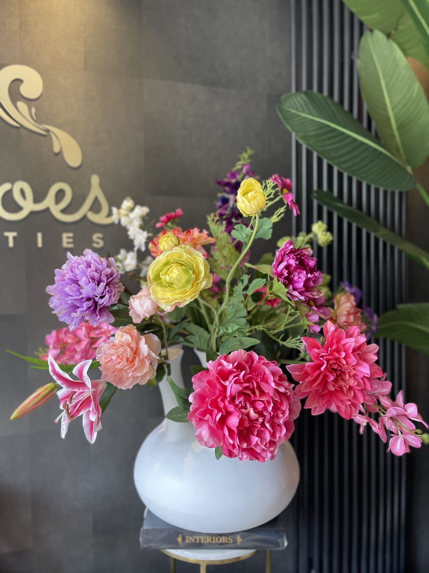 Toetervaas wit opgemaakt met zijden bloemen 102 cm breed