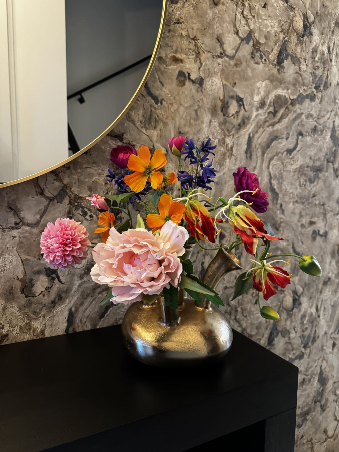 Toetervaas goud met zijdebloemen, 5 toeters (55 cm breed)