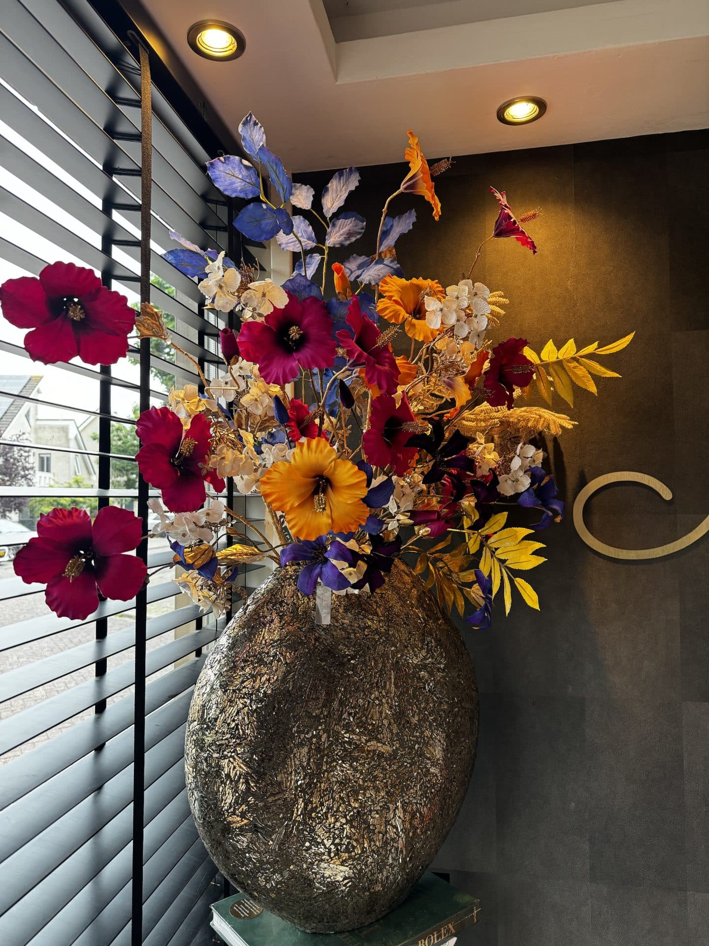 Vaas mozaïek goud ovaal XL met kleurrijk zijdebloemen boeket