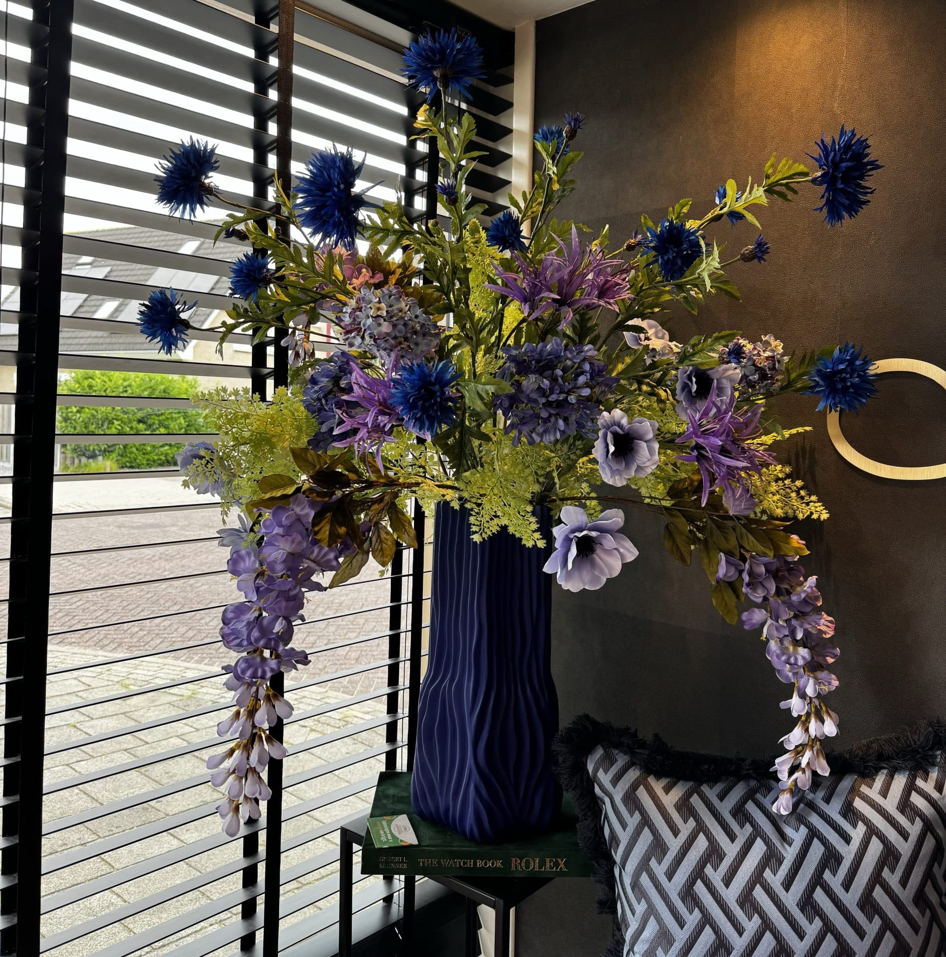Vaas blauw opgemaakt met zijdebloemen blauw lila paars 107 cm