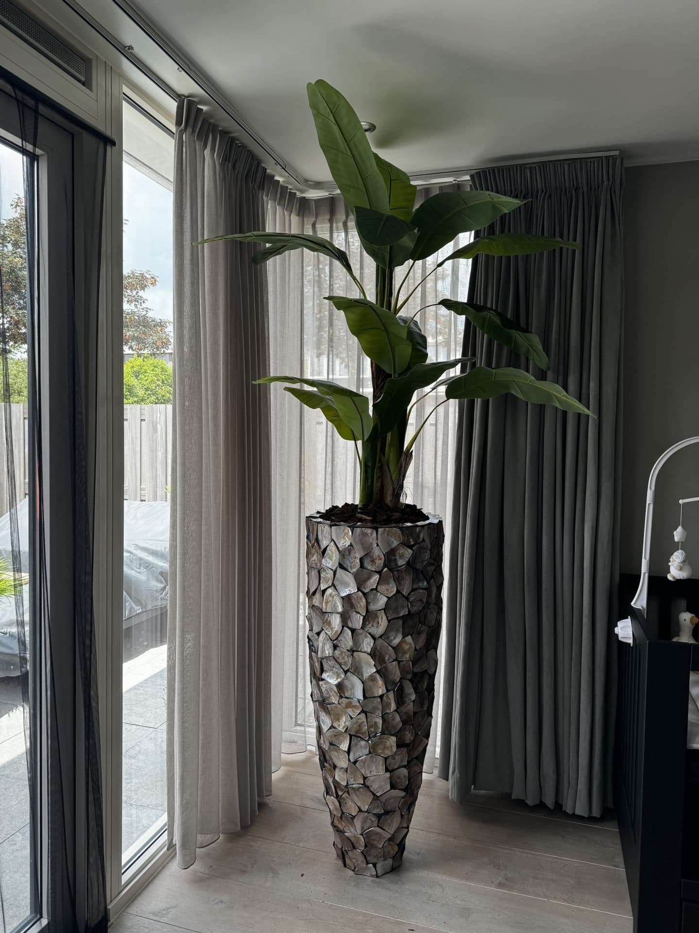 Schelpenvaas met kunstbananenboom 110 cm vaas, totaal 240 cm