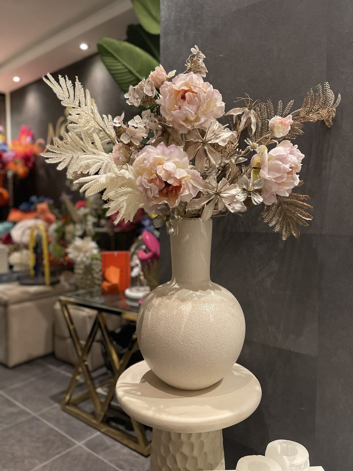 Vaas ivory opgemaakt met zijden kunstbloemen 93 cm hoog