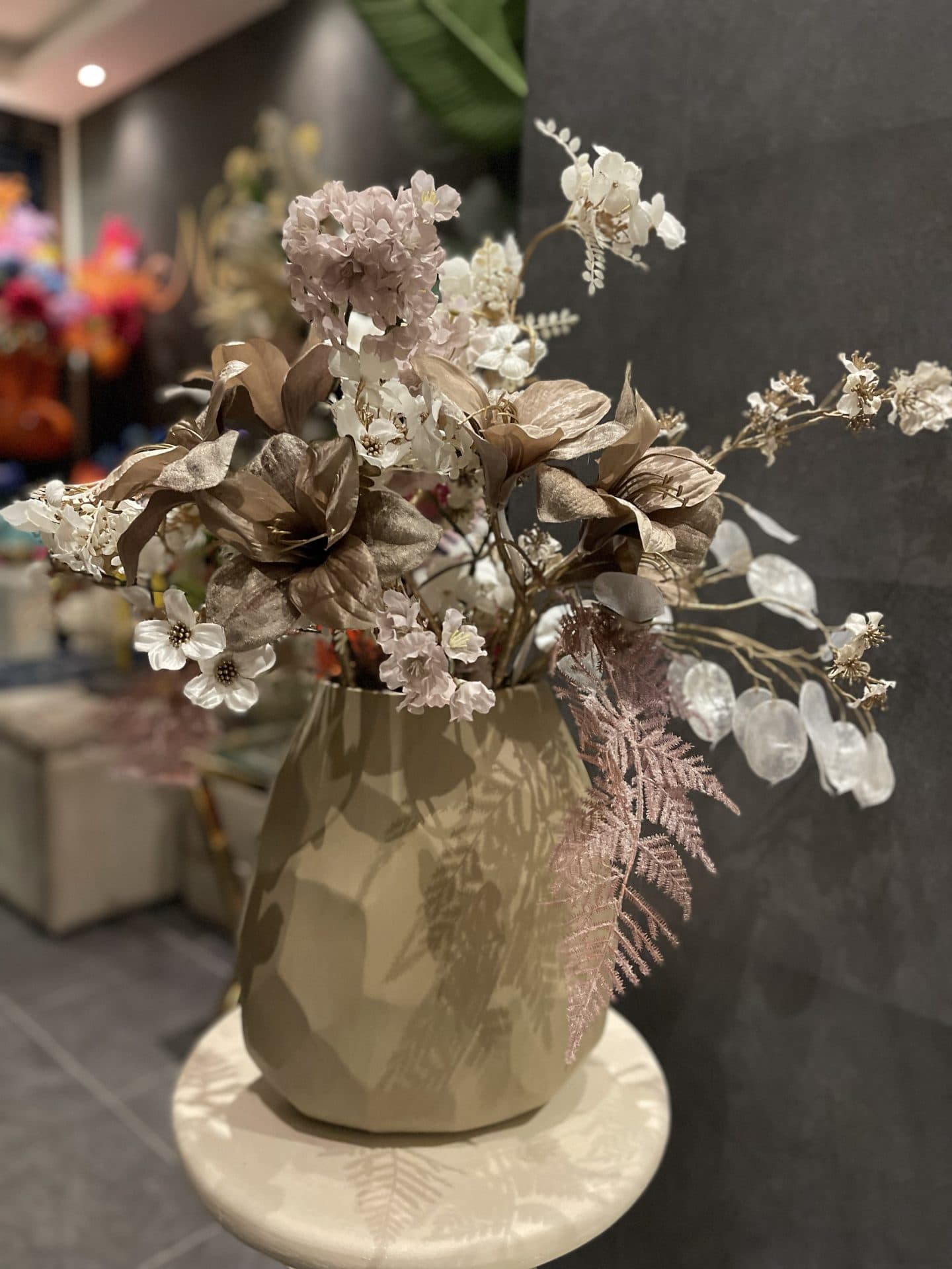 Valencia vaas opgemaakt met zijden bloemen, 70 cm hoog
