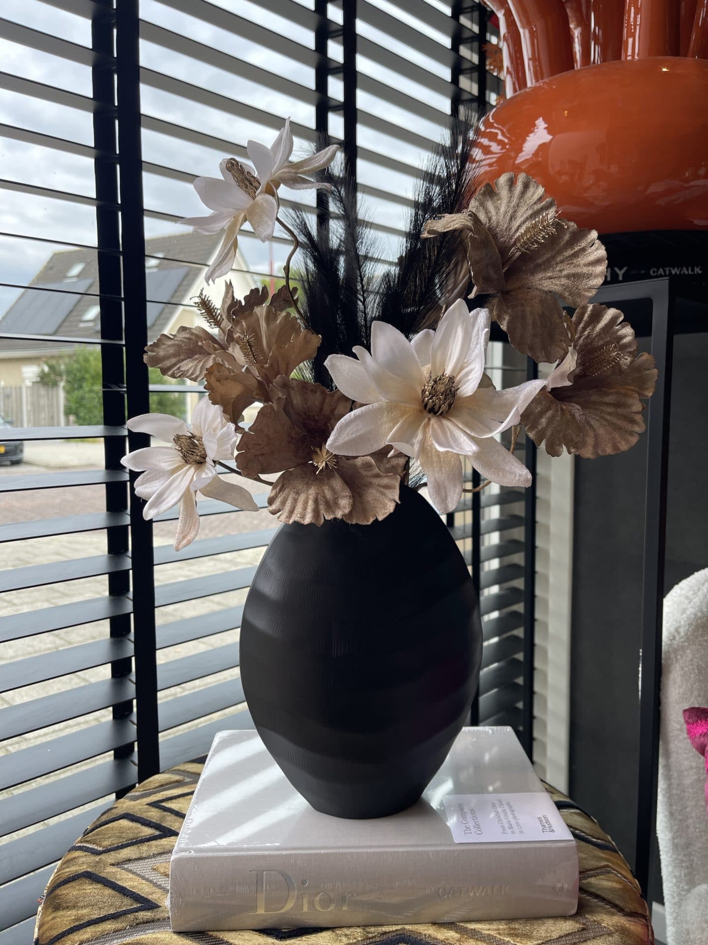 Zwarte ribbelvaas maat S opgemaakt met zijdebloemen (61 cm)
