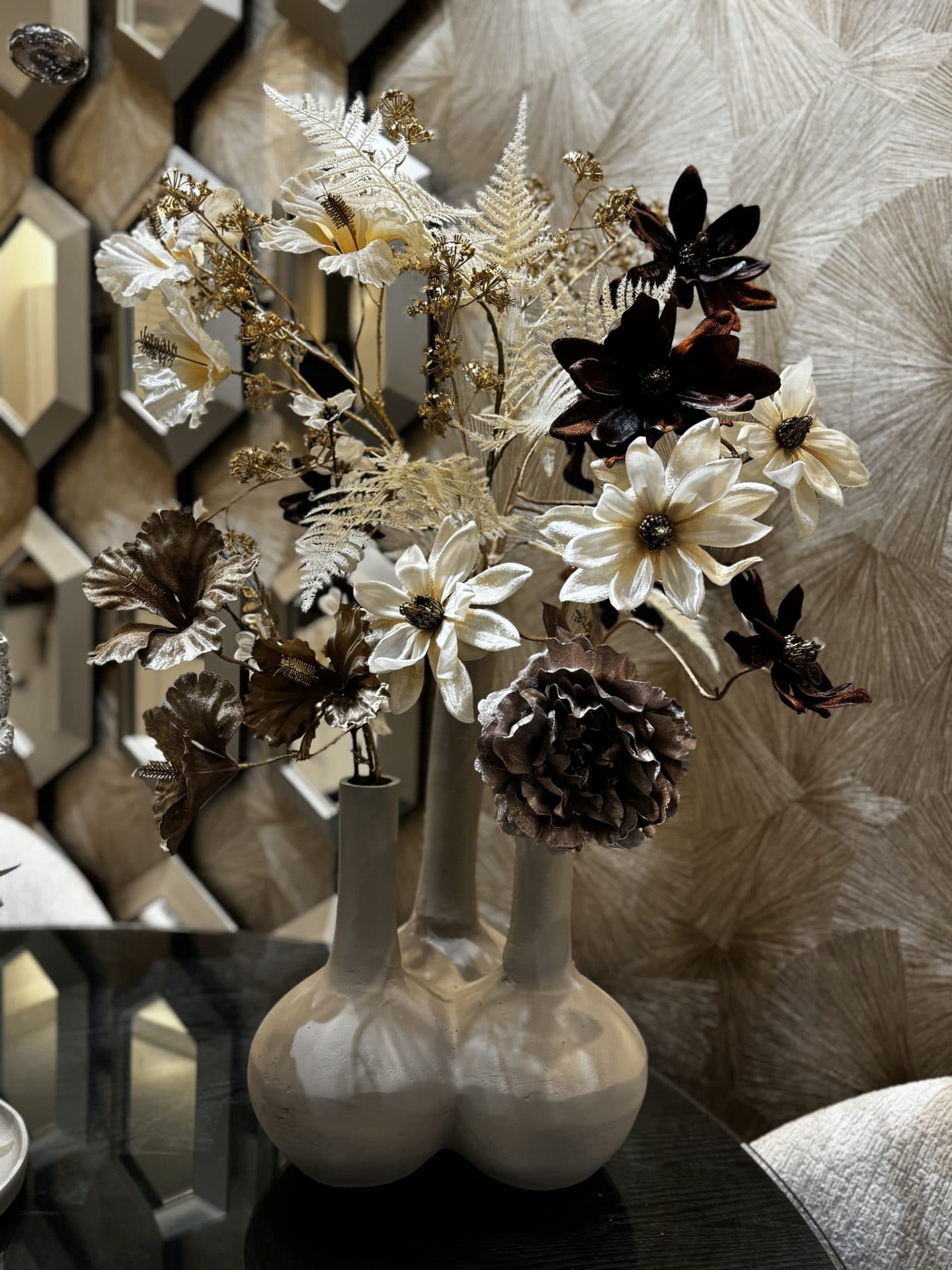 Toeter vaas sand opgemaakt met zijdebloemen L (81 cm)