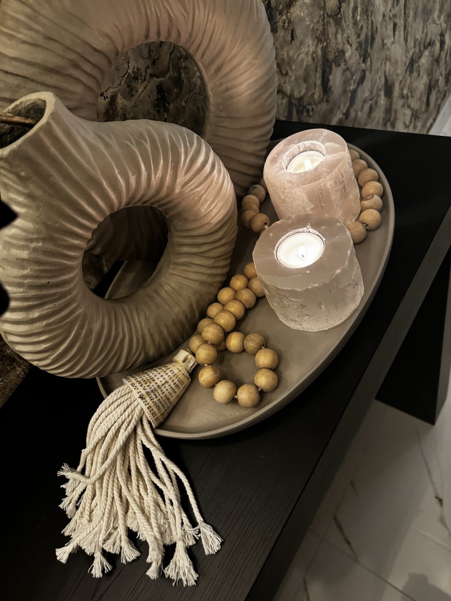 Ketting houten kralen met kwast sand Japandi stijl 63 cm