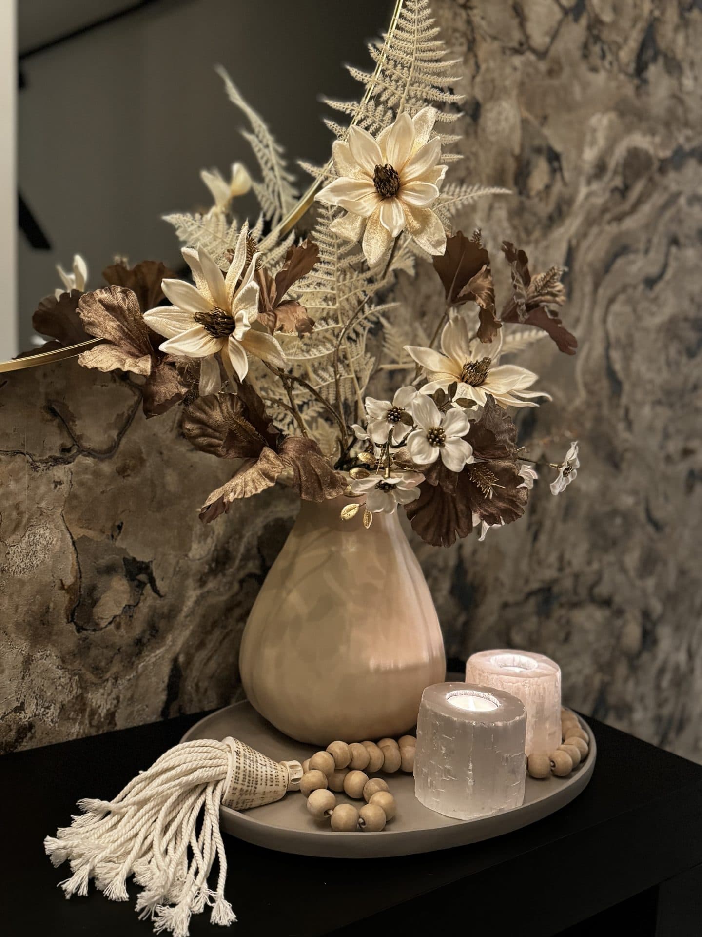 Vaas Sand Marbella opgemaakt met zijdebloemen, 65 cm hoog