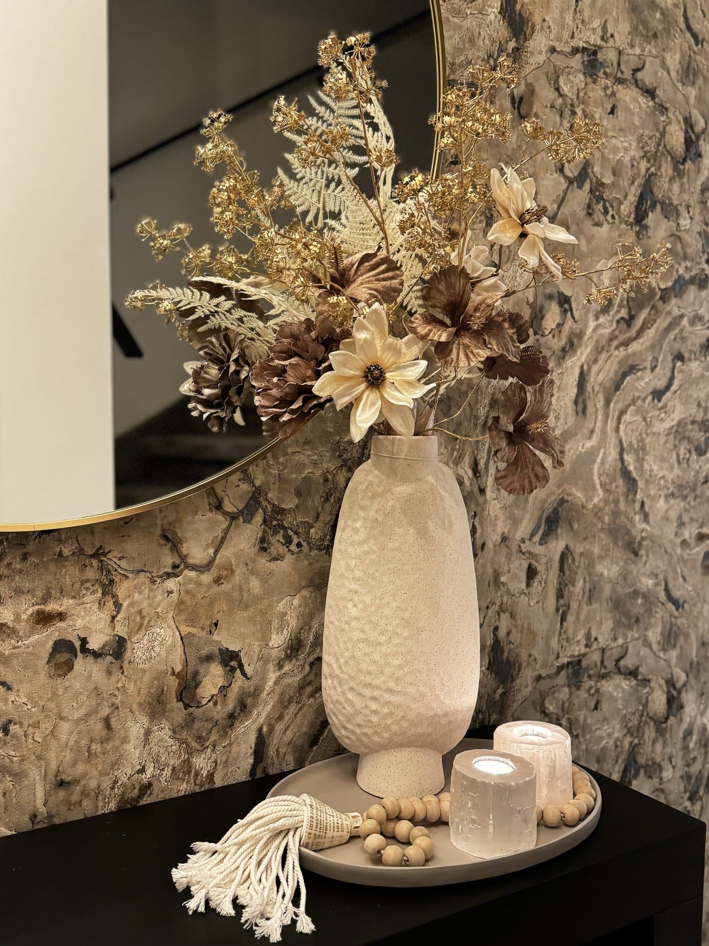 Vaas Sand Zaragoza opgemaakt met zijdebloemen 87 cm hoog