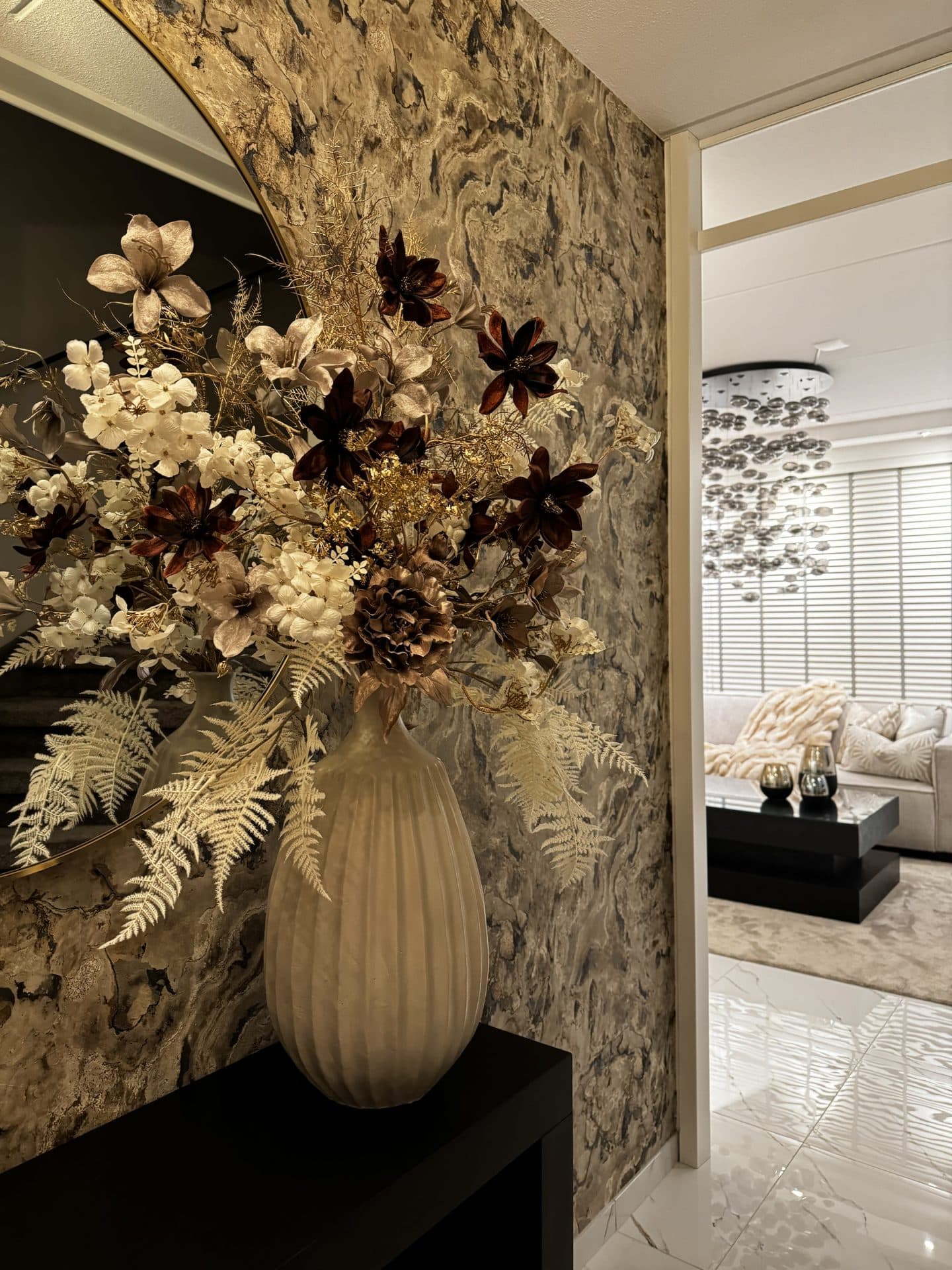 Vaas Casablanca sand opgemaakte zijdebloemen arrangement 124 cm