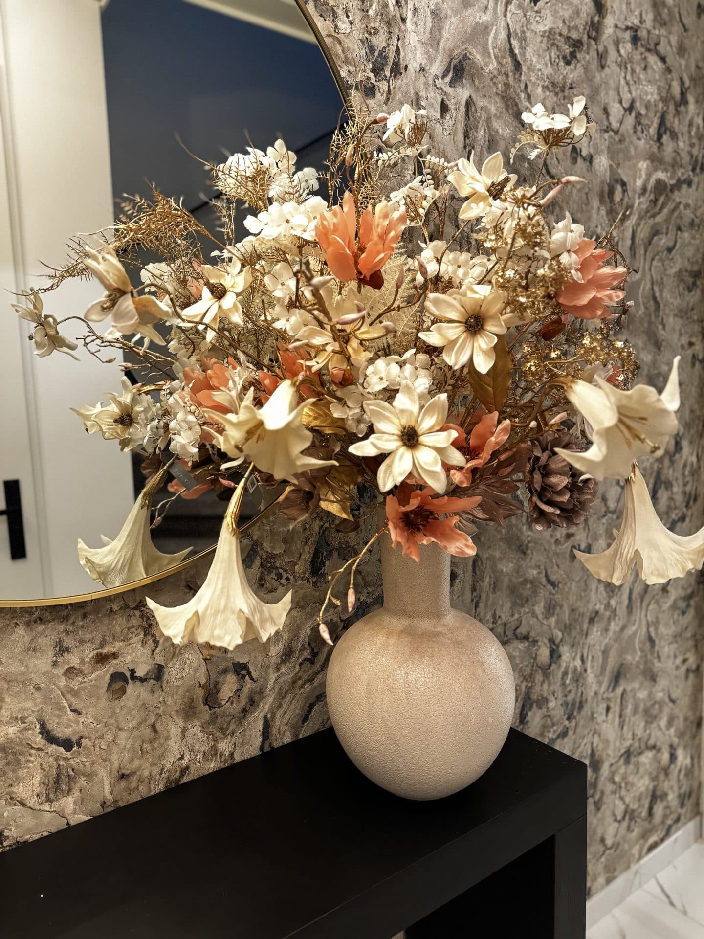 Vaas Maxim ivory opgemaakt met zijden kunstbloemen XL (102 cm)
