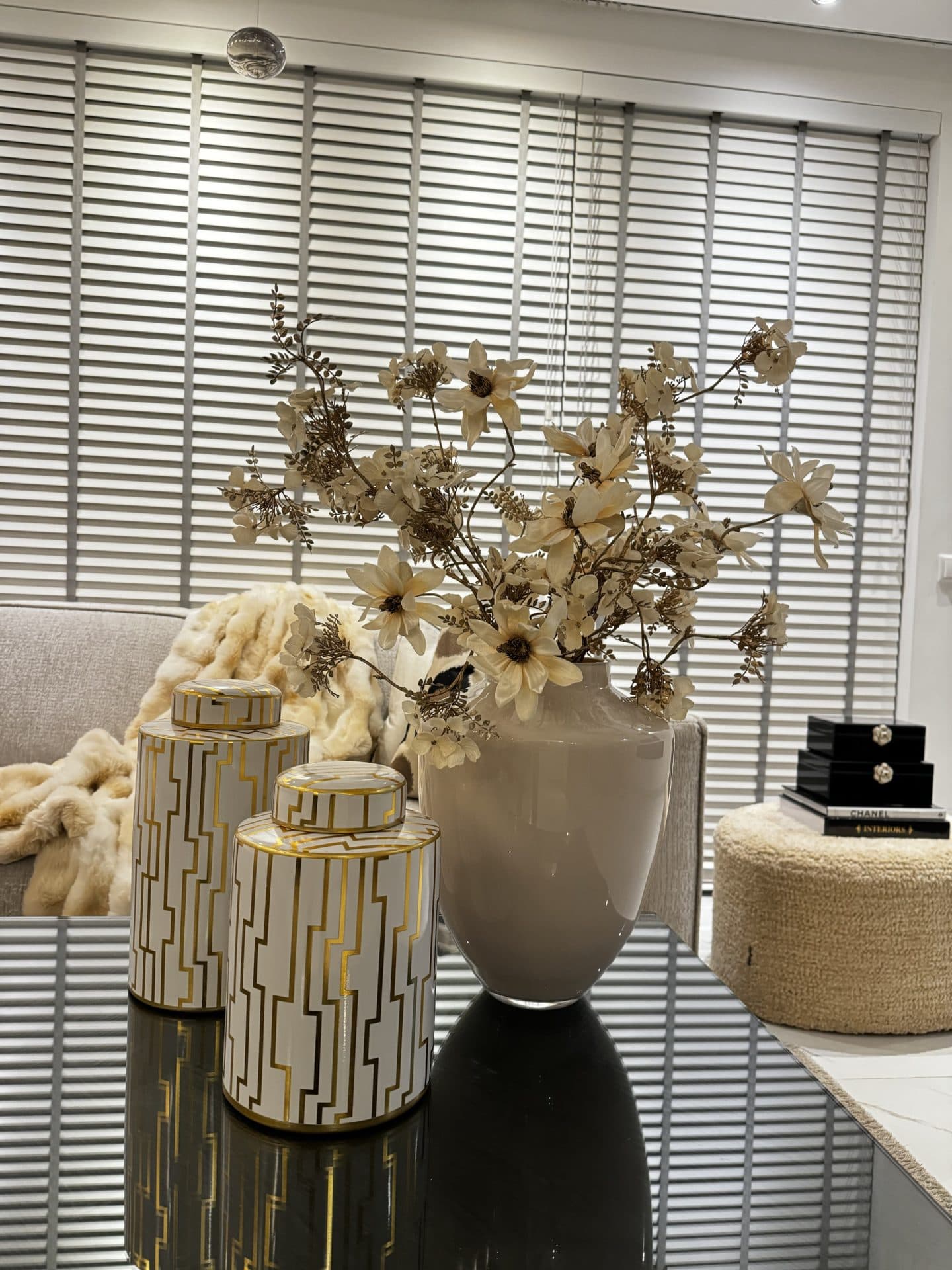 Vaas taupe Zinia opgemaakt met zijdebloemen 75 cm hoog