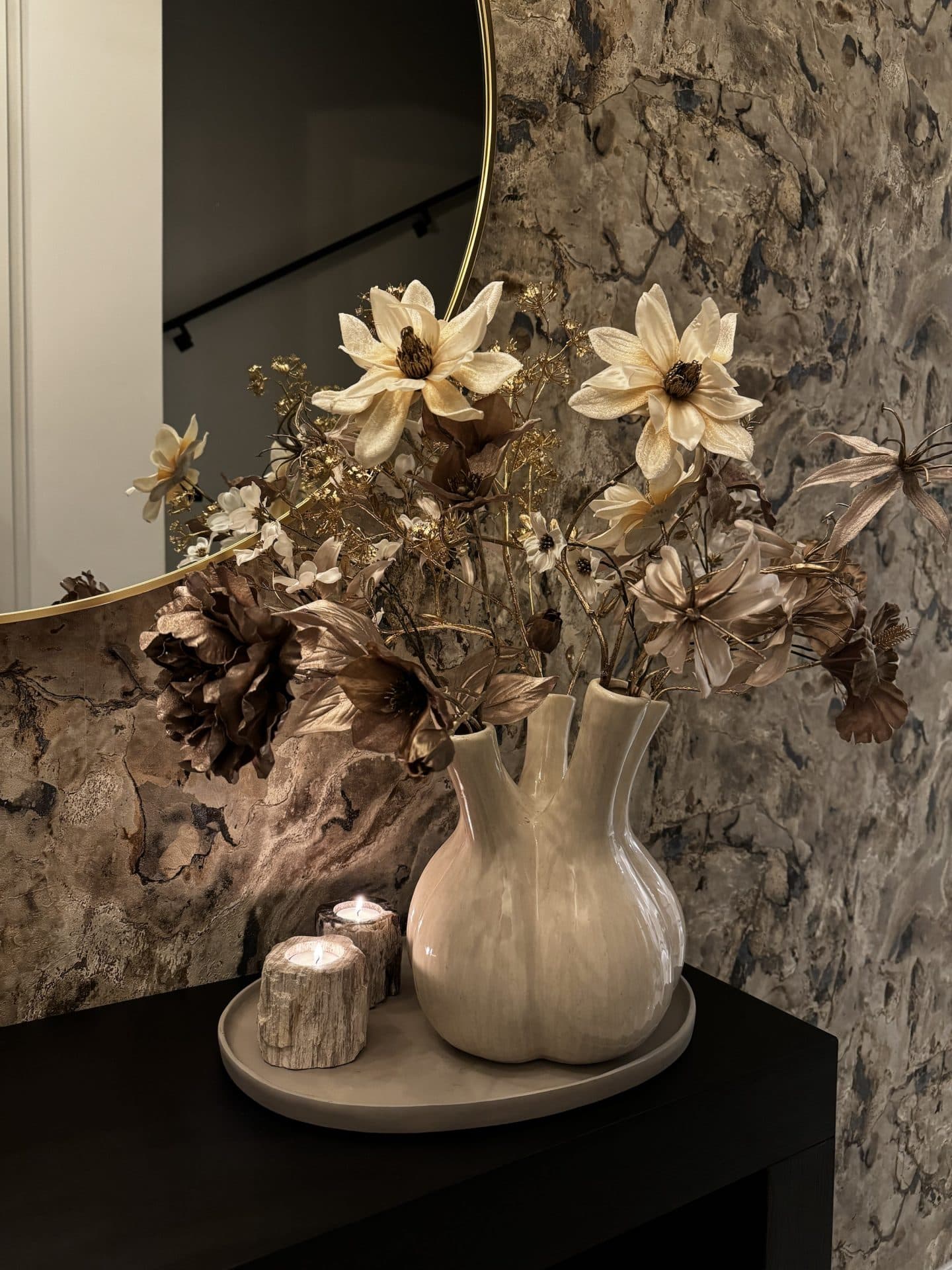 Tulpenvaas zand met zijdebloemen arrangement 68x73 cm