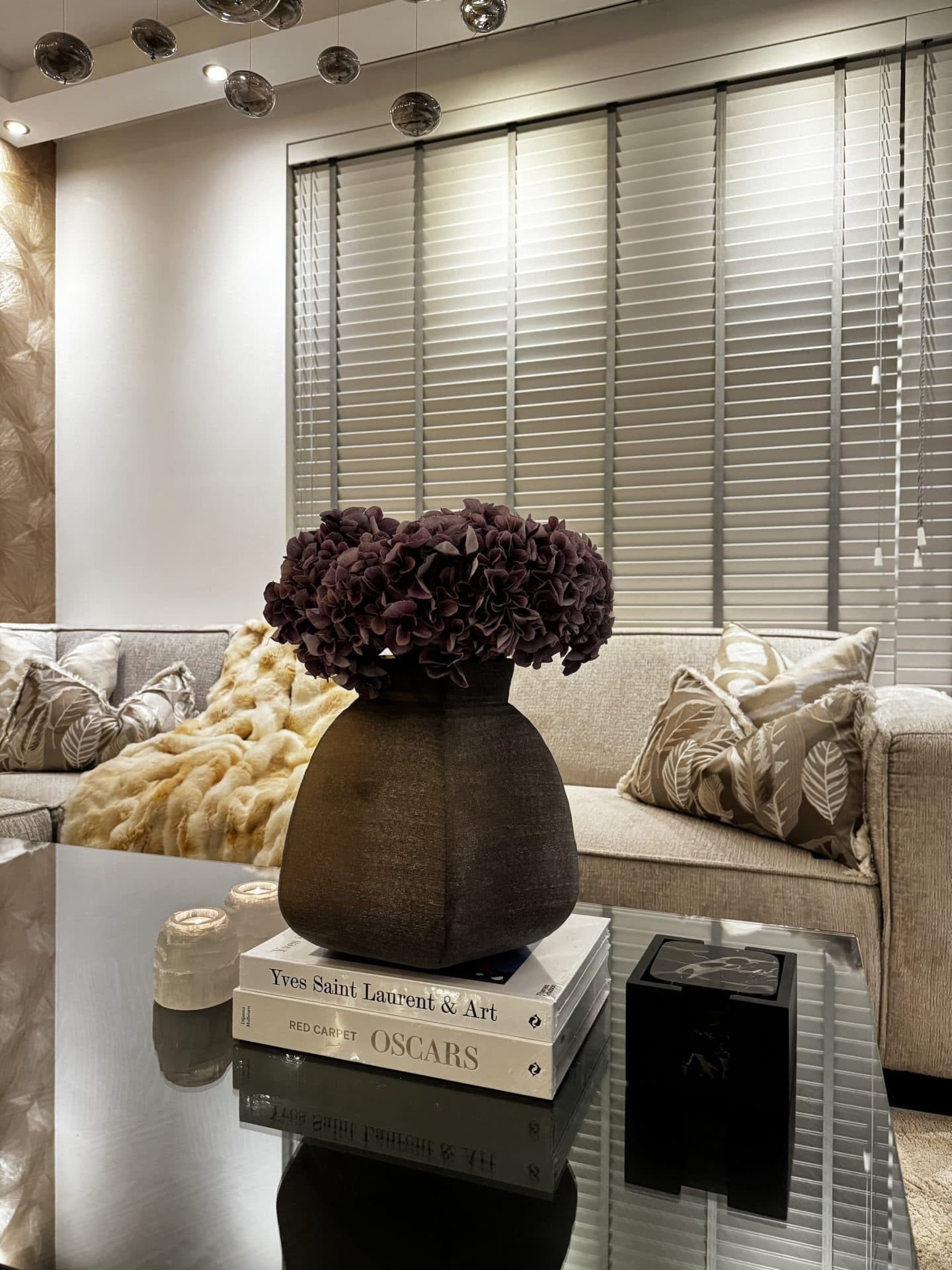 Vaas brown glass met paarse hortensia arrangement 44 cm