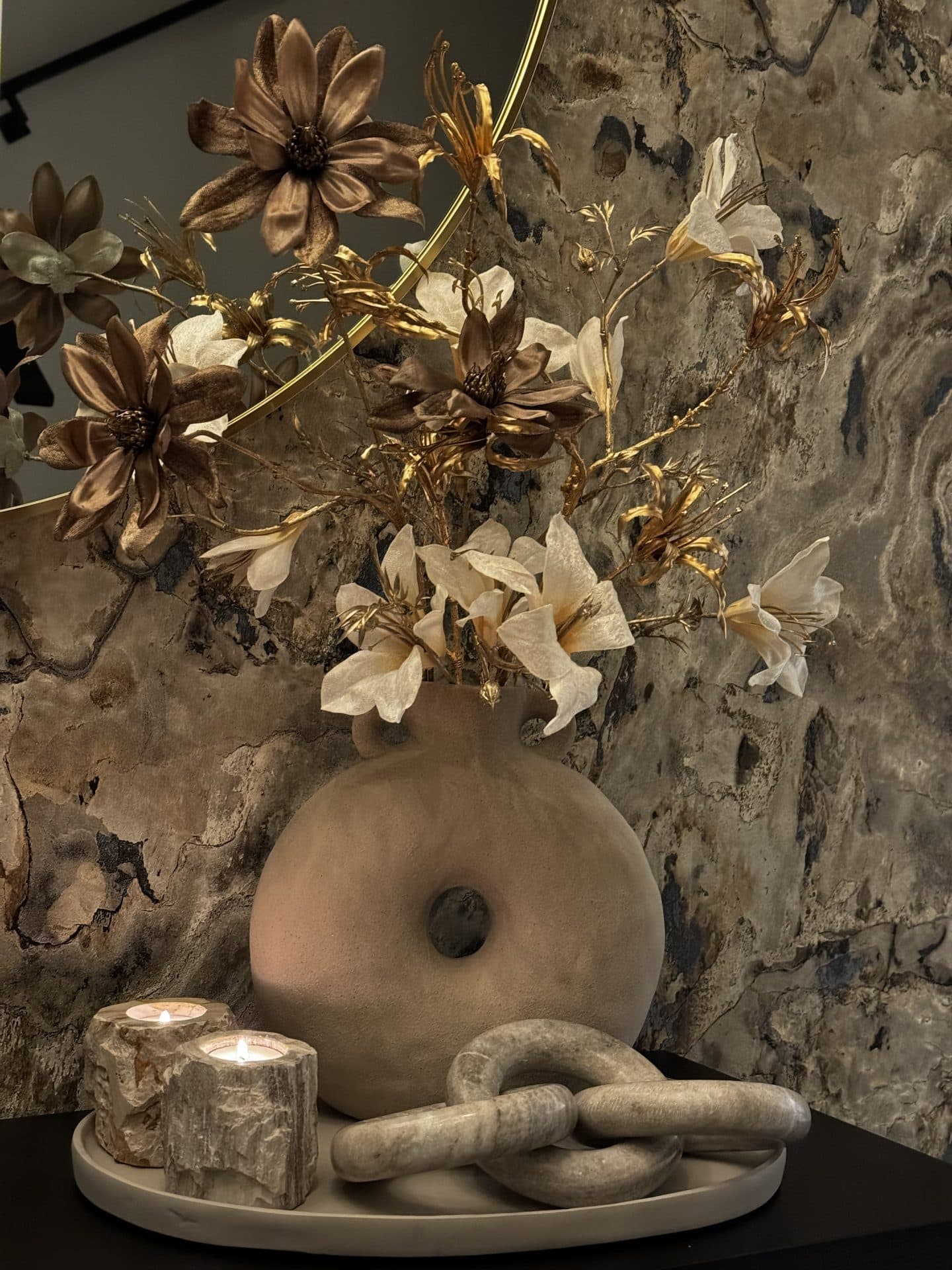 Vaas zand ovaal Belona met zijdebloemen arrangement 62 cm