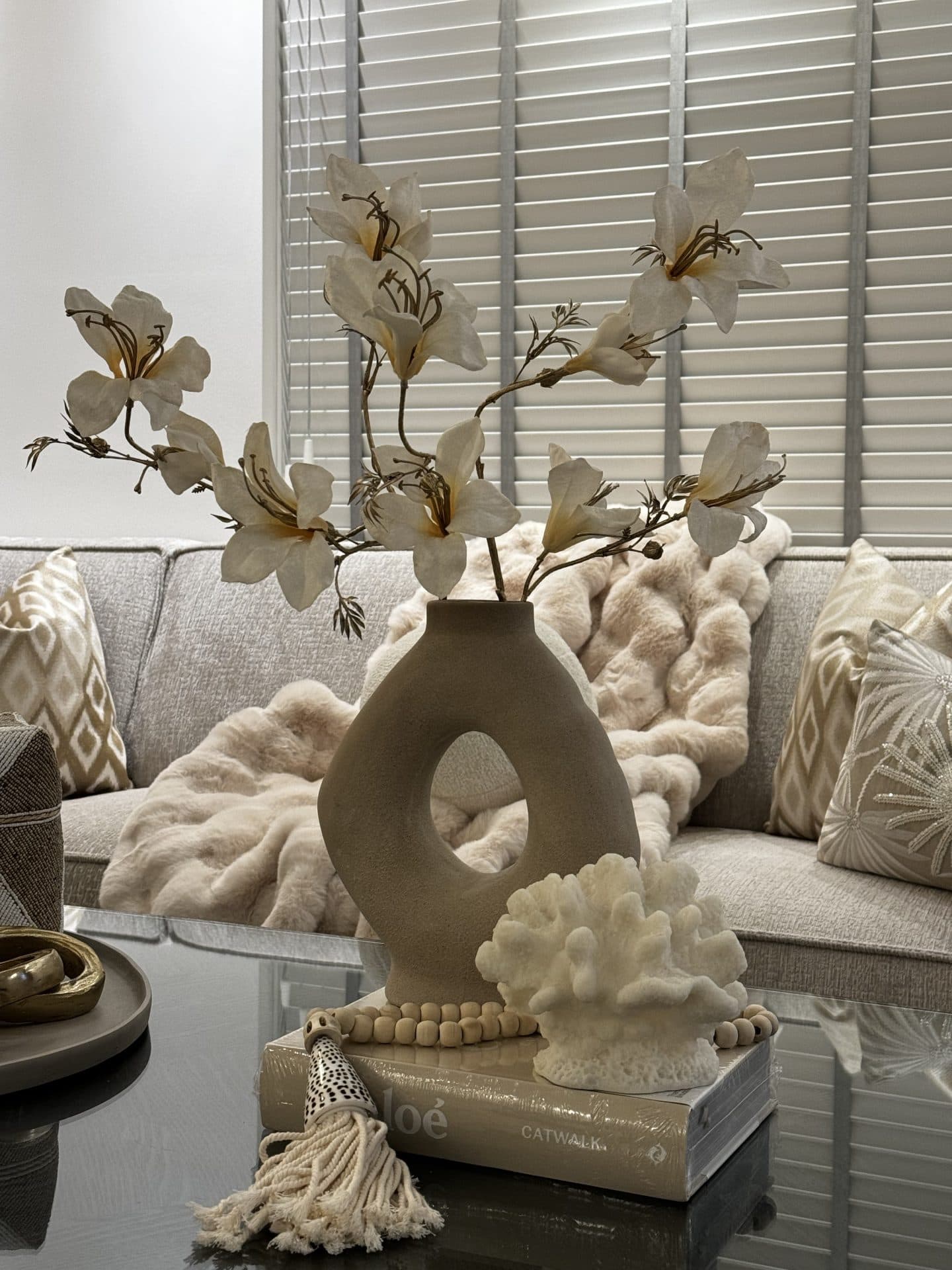 Vaas taupe Eye met zijdebloemen 24x9,5x28,5 cm