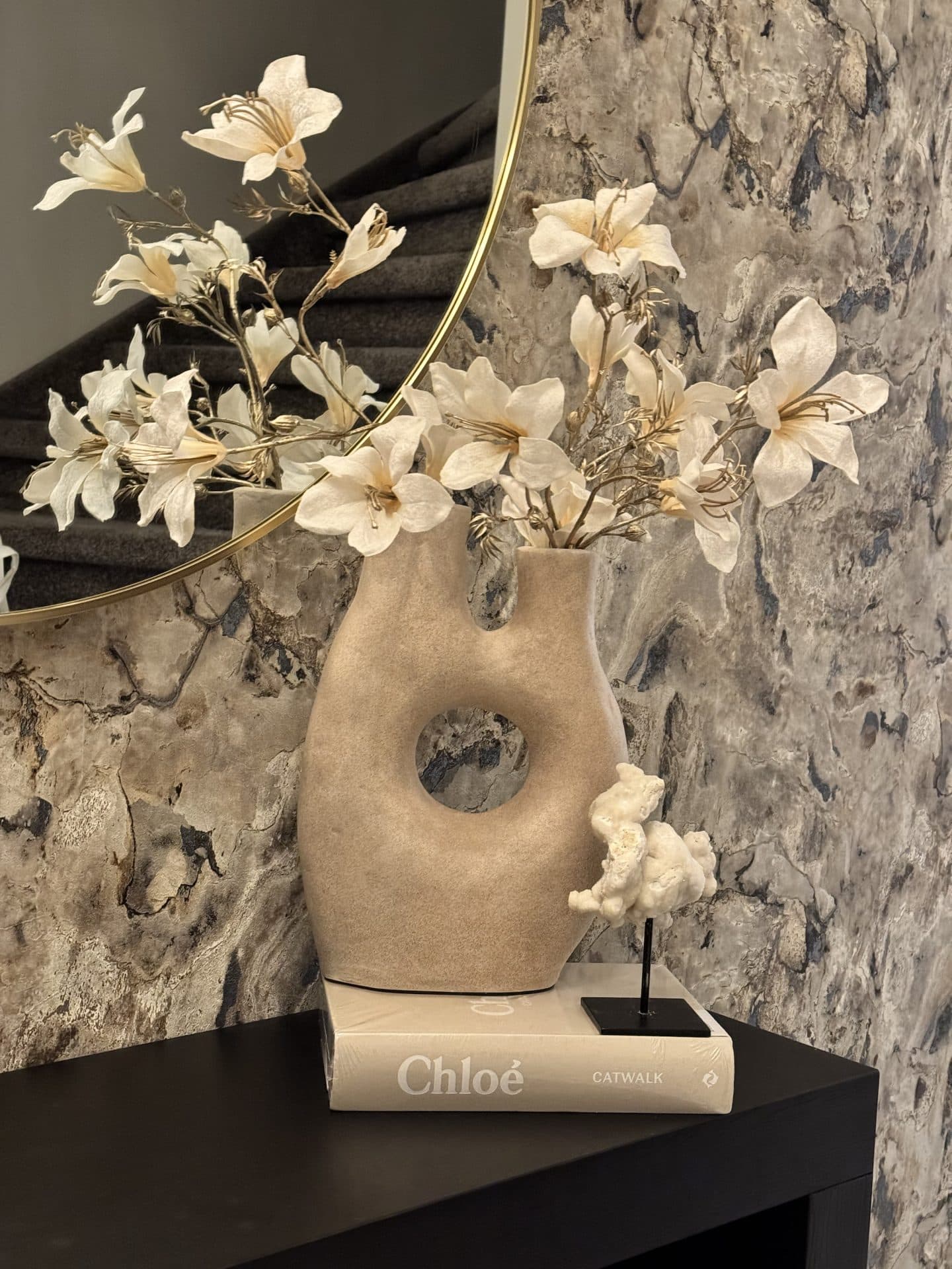 Vaas Japandi Sand met zijdebloemen ivory-goud, 37 cm hoog