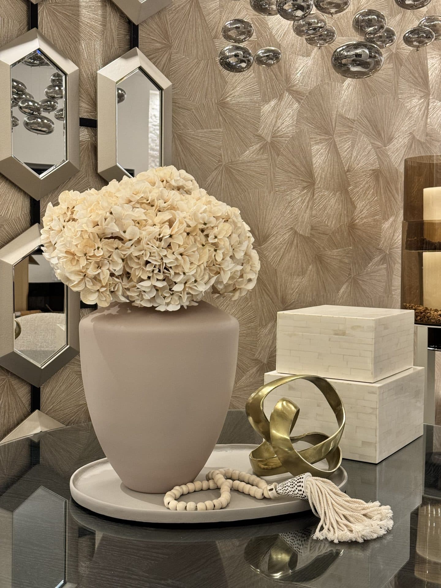 Vaas ivory mat met hortensia's crème arrangement 54 cm