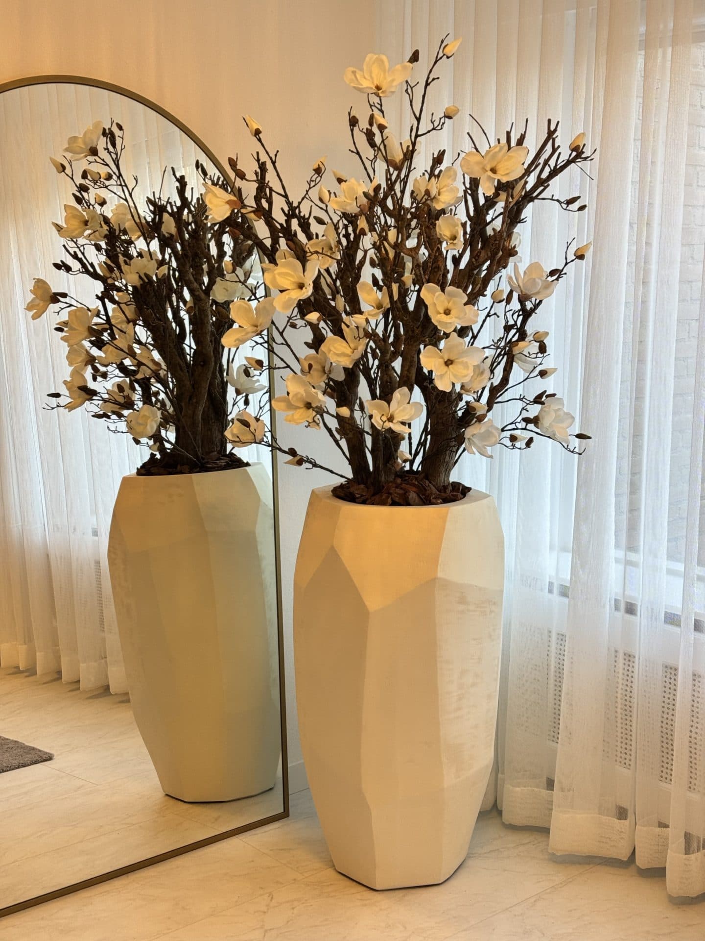Vaas Blocci ecru opgemaakt met magnolia boom crème 90 cm