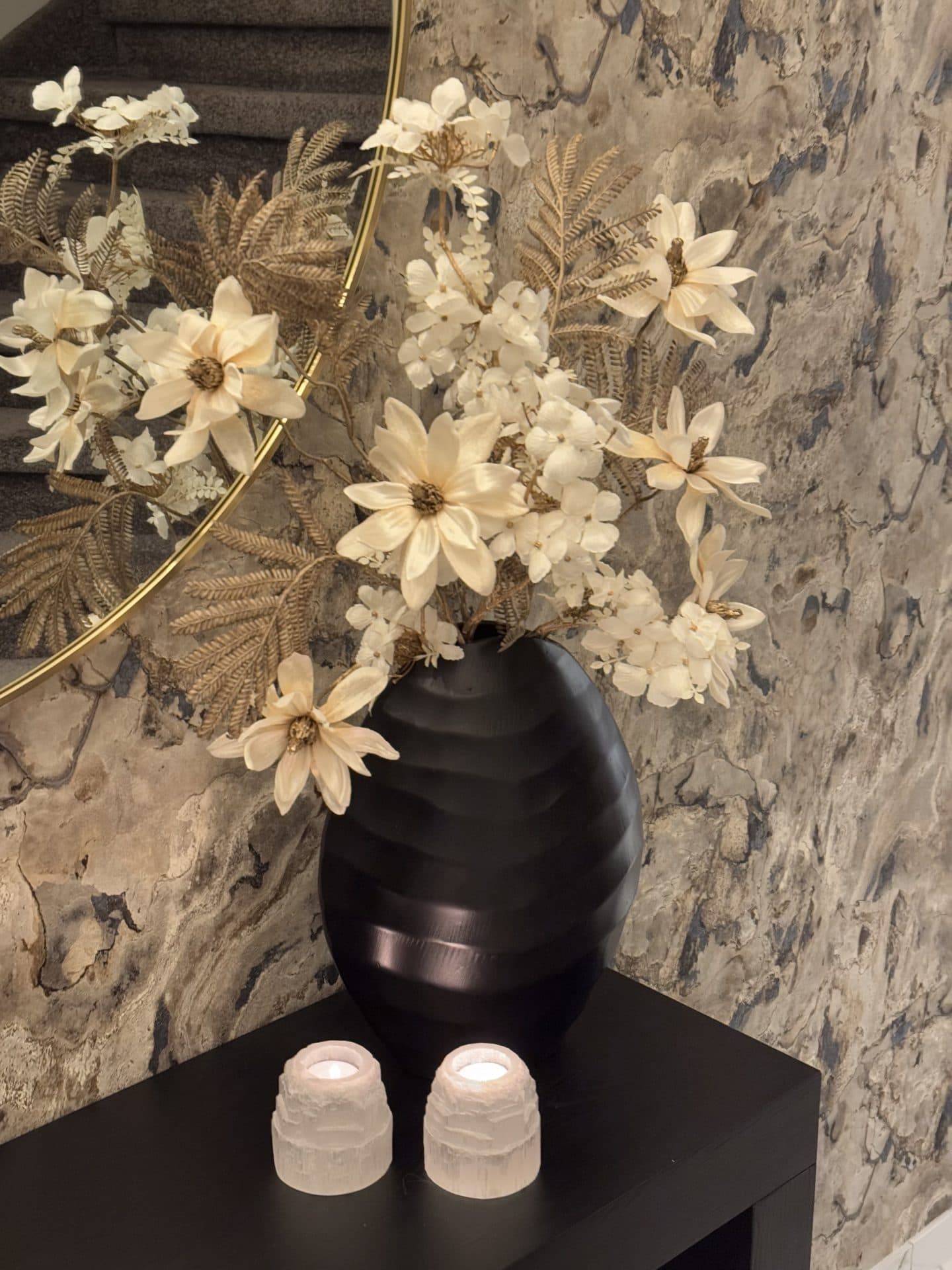 Zwarte ribbel vaas opgemaakt met zijdebloemen crème en taupe