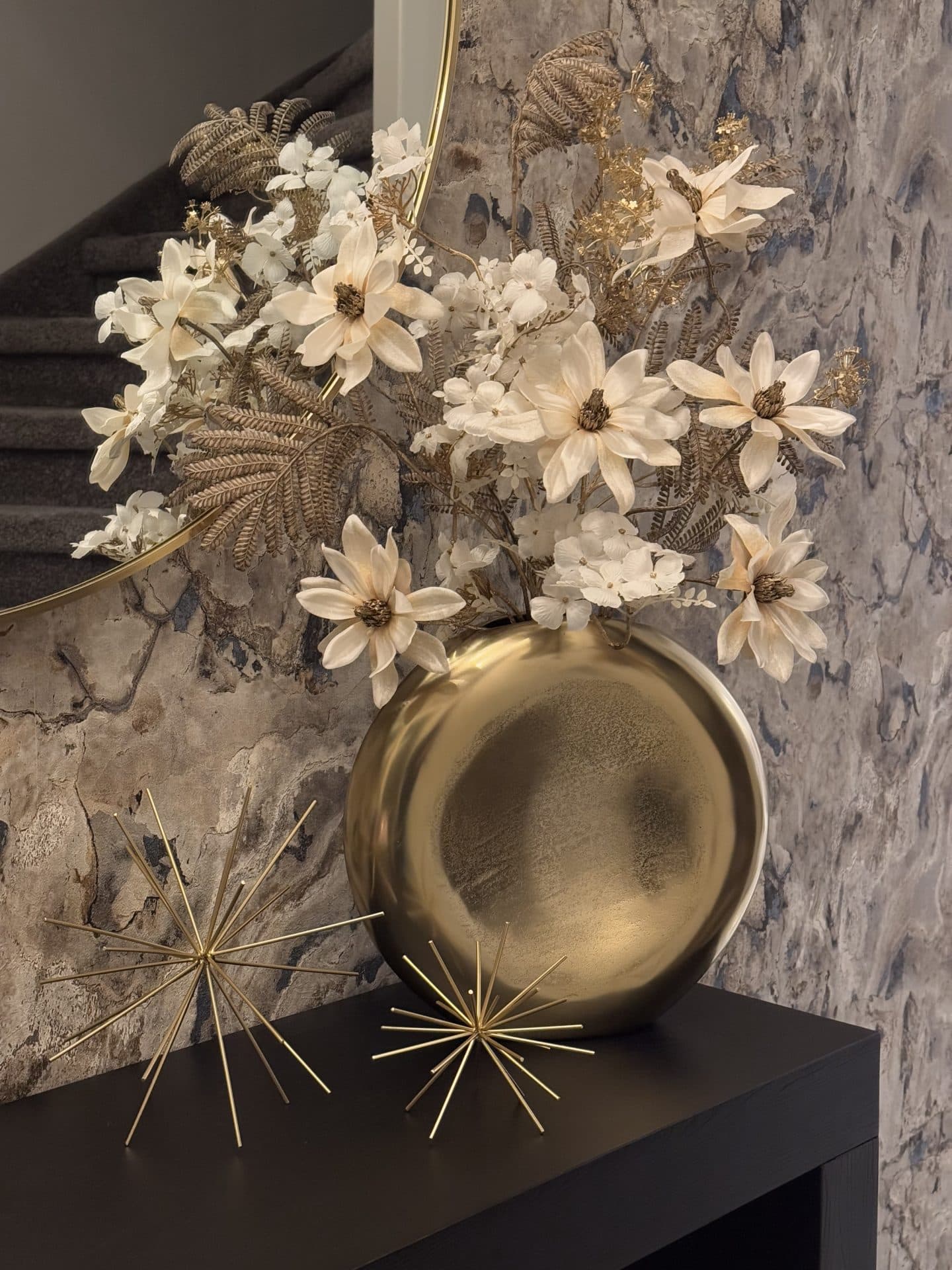 Vaas goud ovaal opgemaakt met zijdebloemen crème ivory taupe