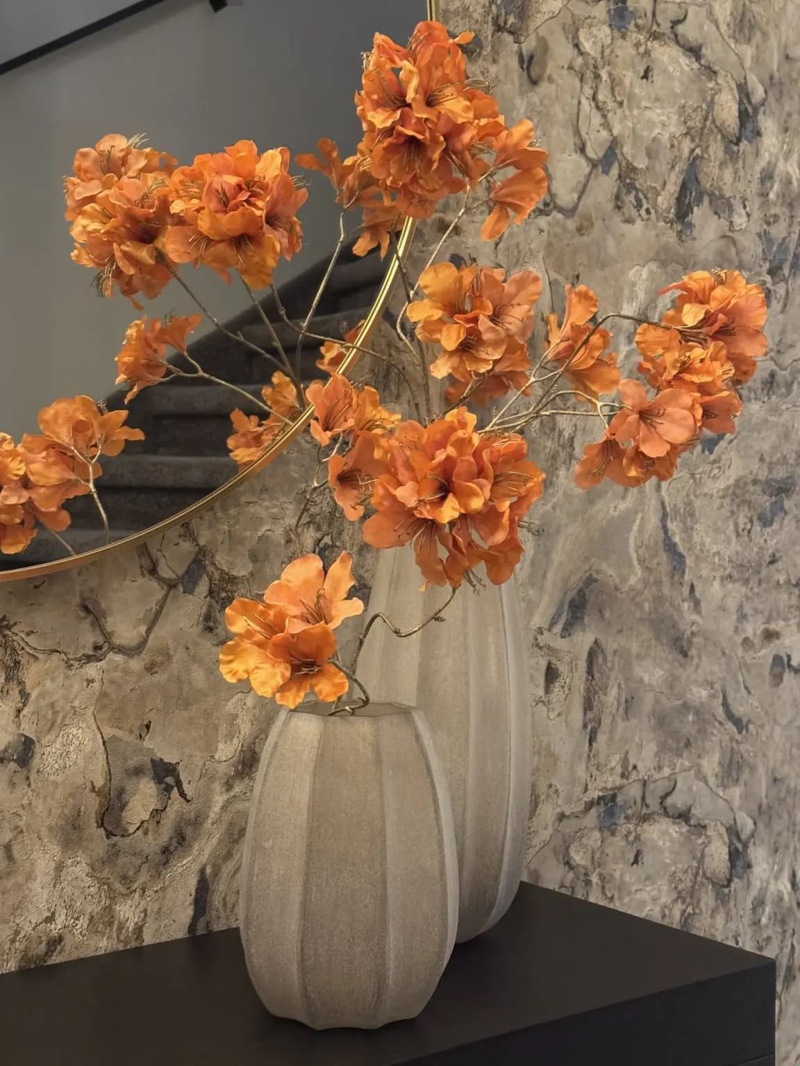 Zijdebloemen oranje met gouden steel - kunsttak bloesem