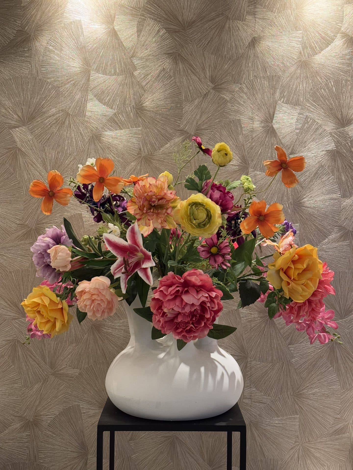 Toetervaas wit met zijdebloemen XL boeket 80 cm hoog
