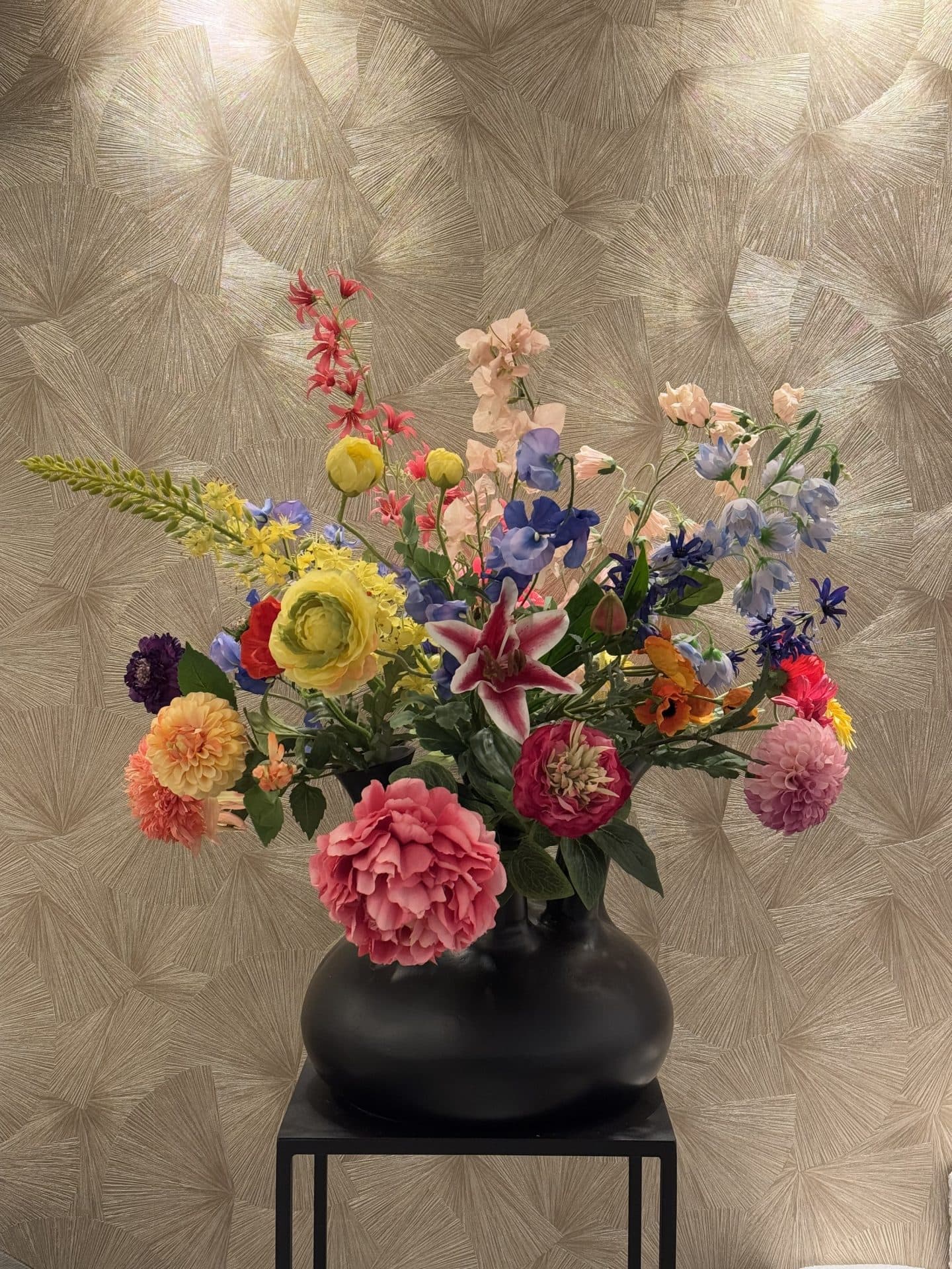 Toetervaas zwart opgemaakt met kleurrijk zijdebloemen XL boeket