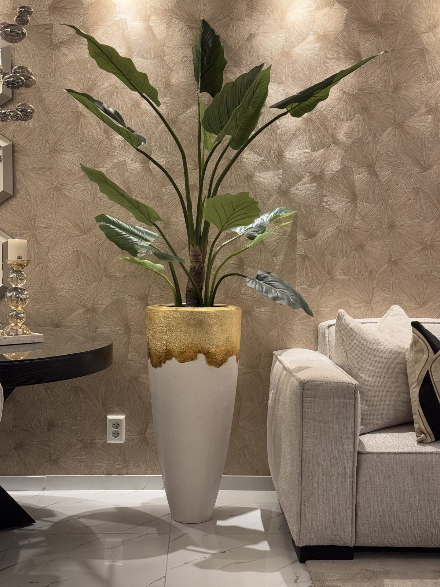 Vaas wit goud 90 cm opgemaakt met kunstplant Alocasia Taro 230 cm